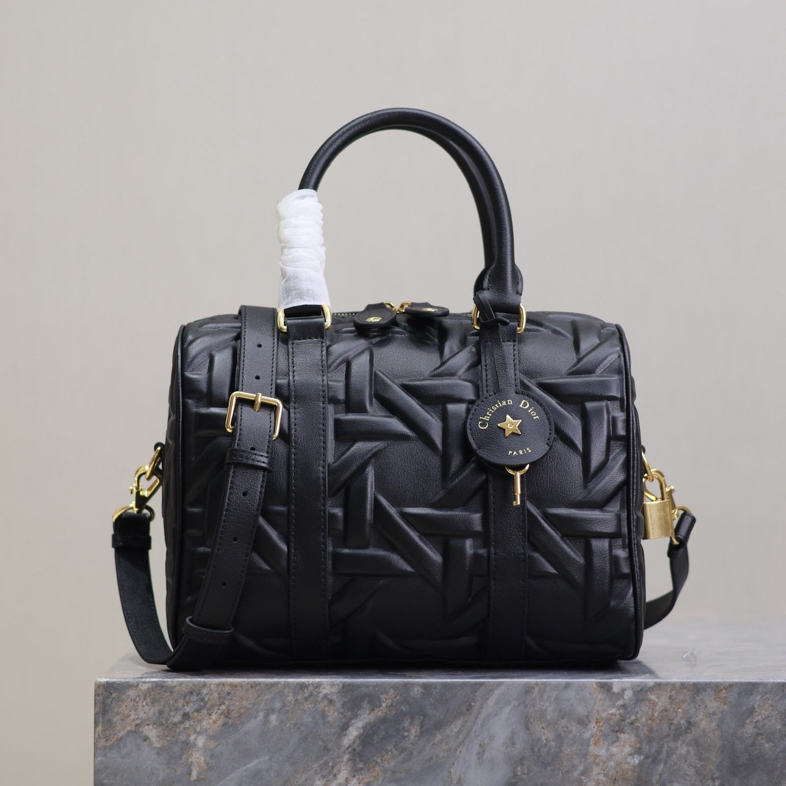 GROOVE BAG 25 IN BLACK MACROCANNAGE CALFSKIN WITH GOLD HARDWARE