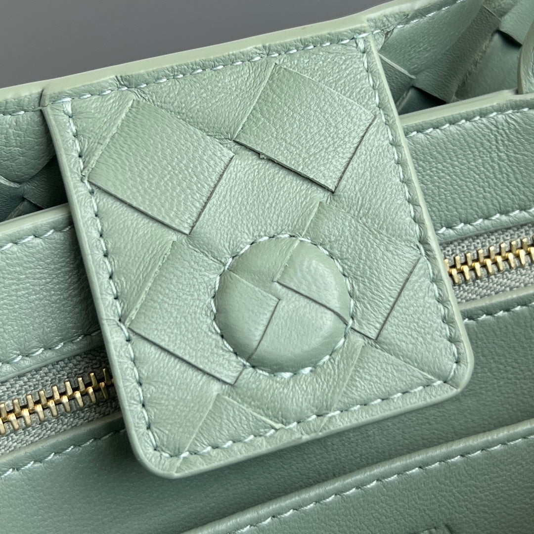 SMALL ANDIAMO 29 IN CEDALON GREEN LAMBSKIN