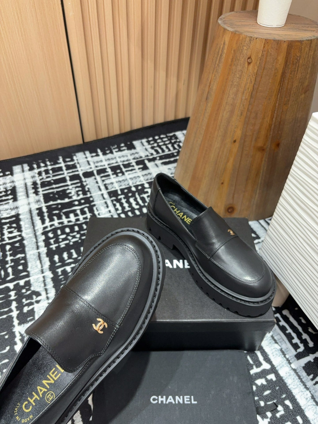 CC MOCCASINS IN BLACK CALFSKIN