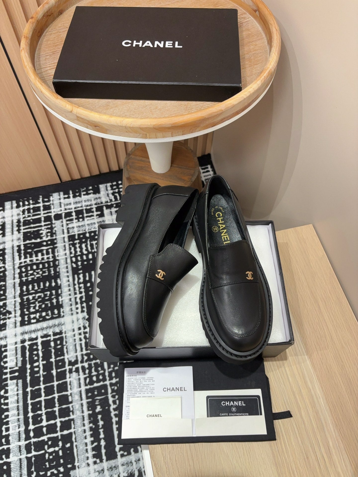 CC MOCCASINS IN BLACK CALFSKIN