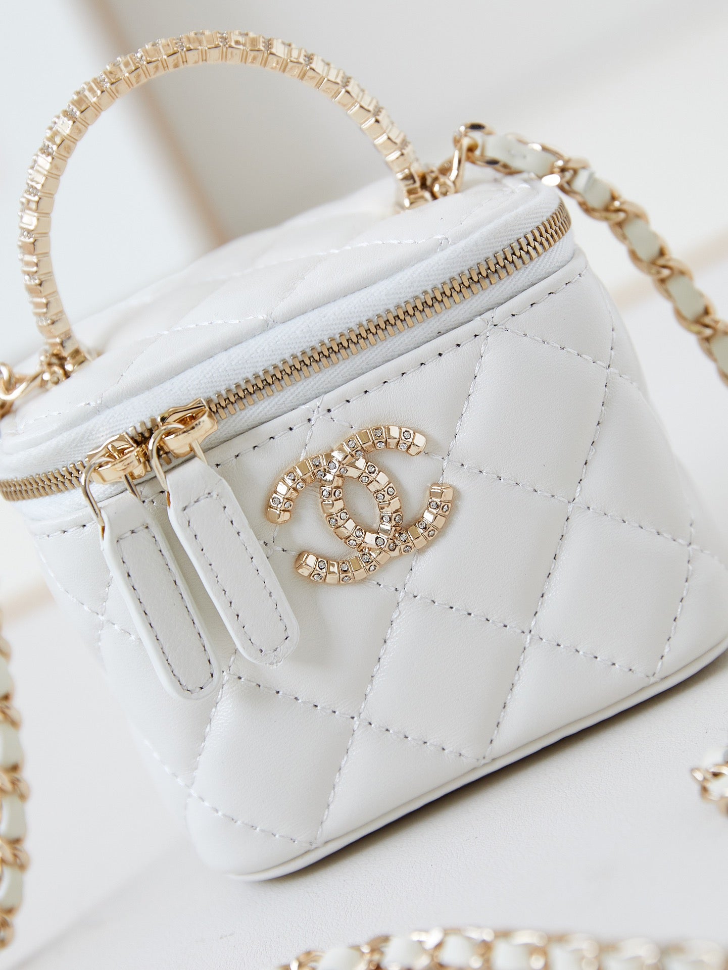 CHANEL 25S MINI VANITY BAG 11 CM IN WHITE LAMBSKIN WITH CRYSTAL-EMBELLISHED CC LOGO