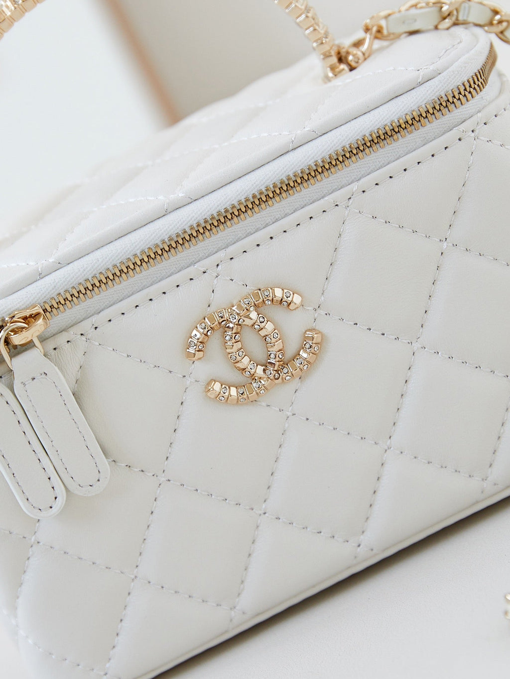 CHANEL 25S MINI VANITY BAG 16 CM IN WHITE LAMBSKIN WITH CRYSTAL-EMBELLISHED CC LOGO
