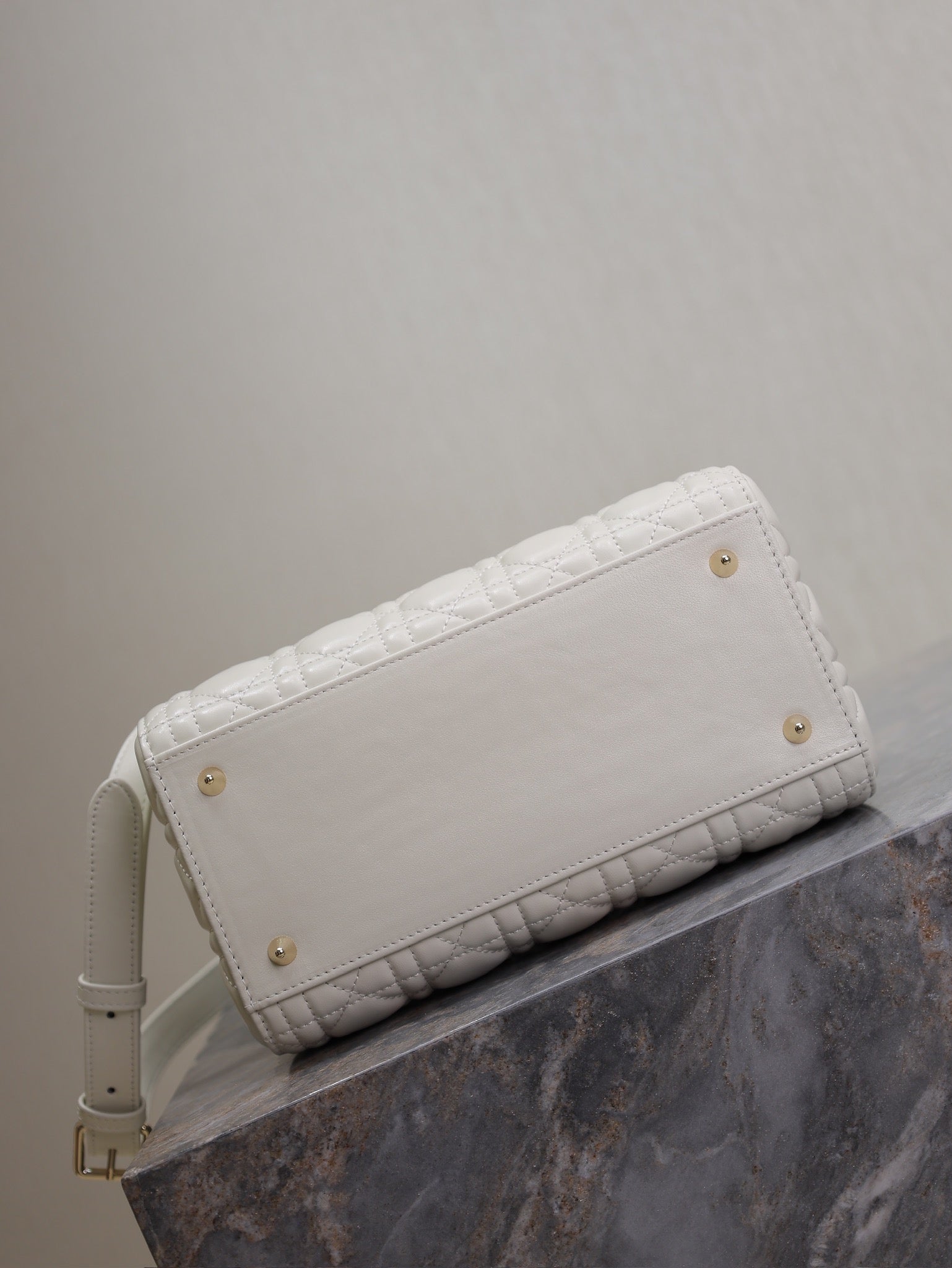 MEDIUM LADY BAG 24 IN WHITE QUILTED MACROCANNAGE CALFSKIN BLACK STRAP