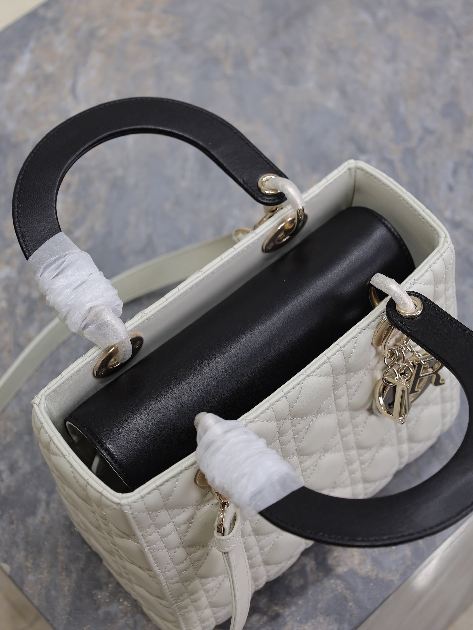 MEDIUM LADY BAG 24 IN WHITE QUILTED MACROCANNAGE CALFSKIN BLACK STRAP