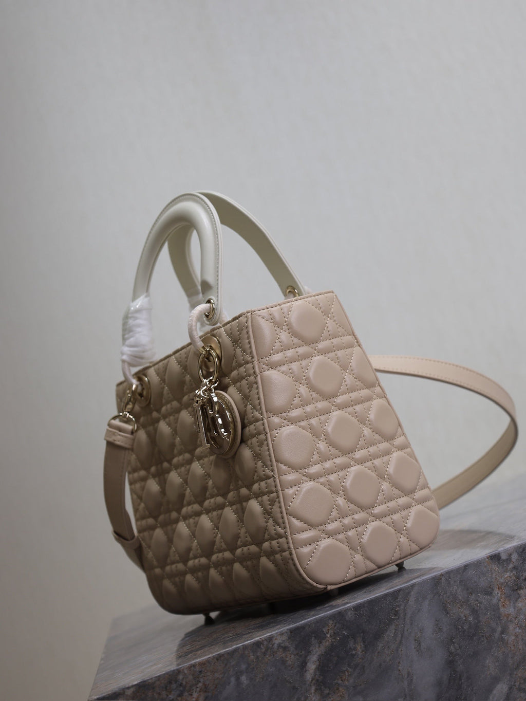 MEDIUM LADY BAG 24 IN POWDER BEIGE QUILTED MACROCANNAGE CALFSKIN METAL CHARM
