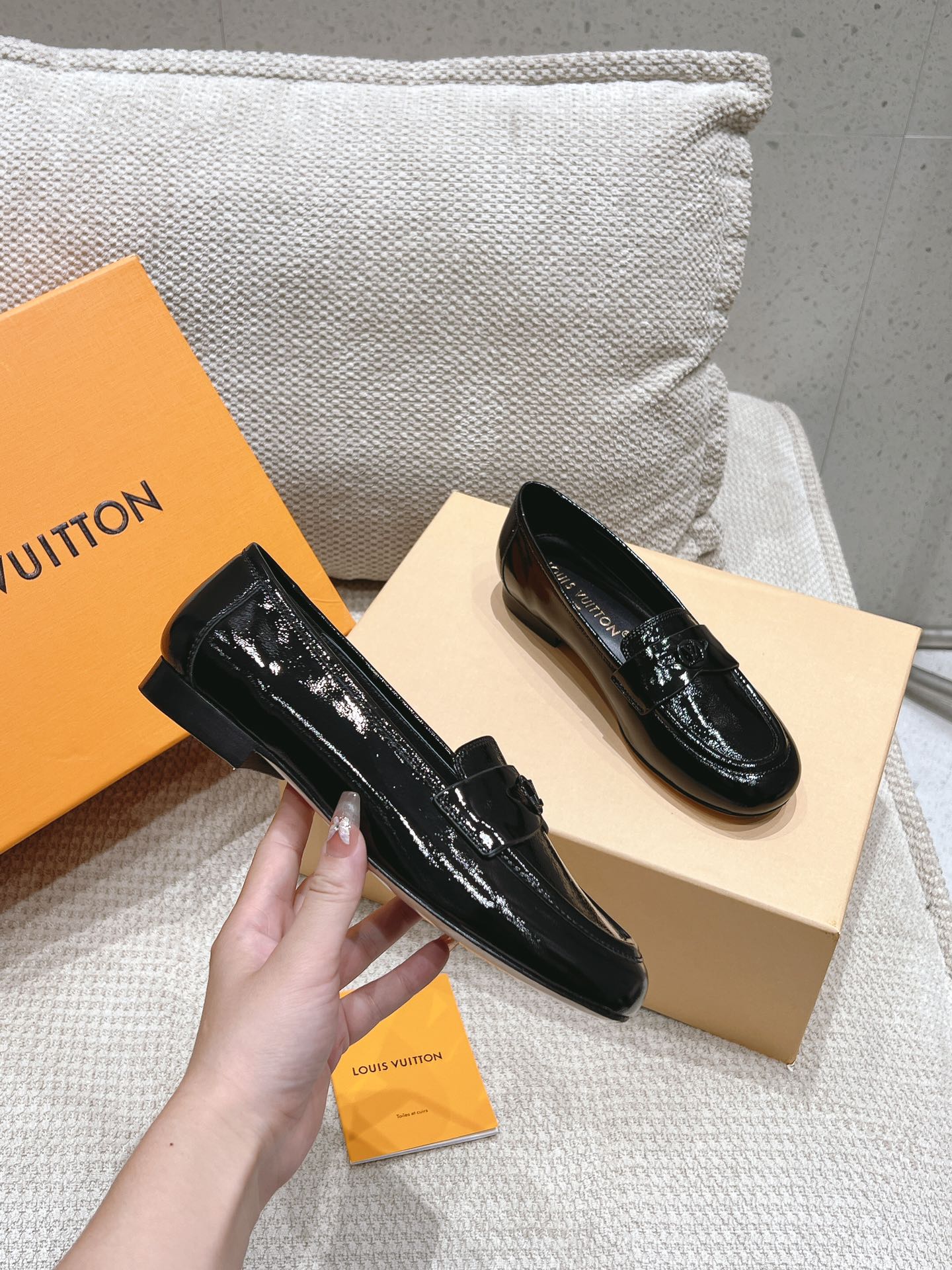 SOHO FLAT LOAFER IN BLACK GLOSSY CALFSKIN