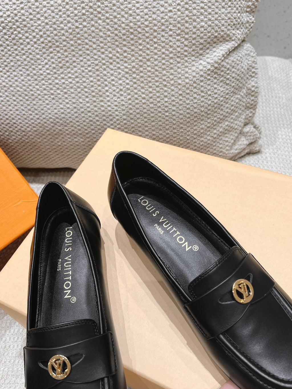 SOHO FLAT LOAFER IN BLACK CALFSKIN