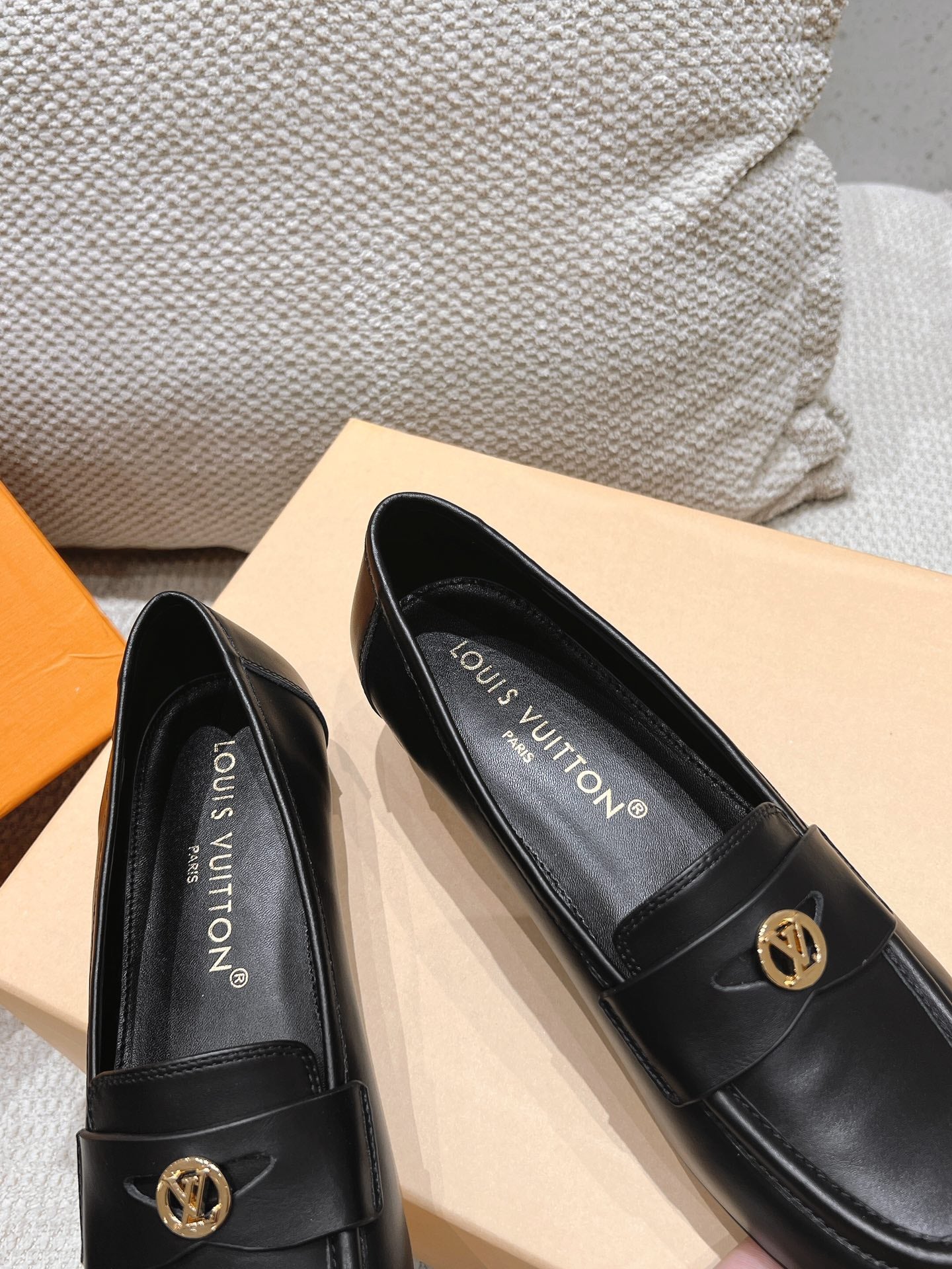 SOHO FLAT LOAFER IN BLACK CALFSKIN