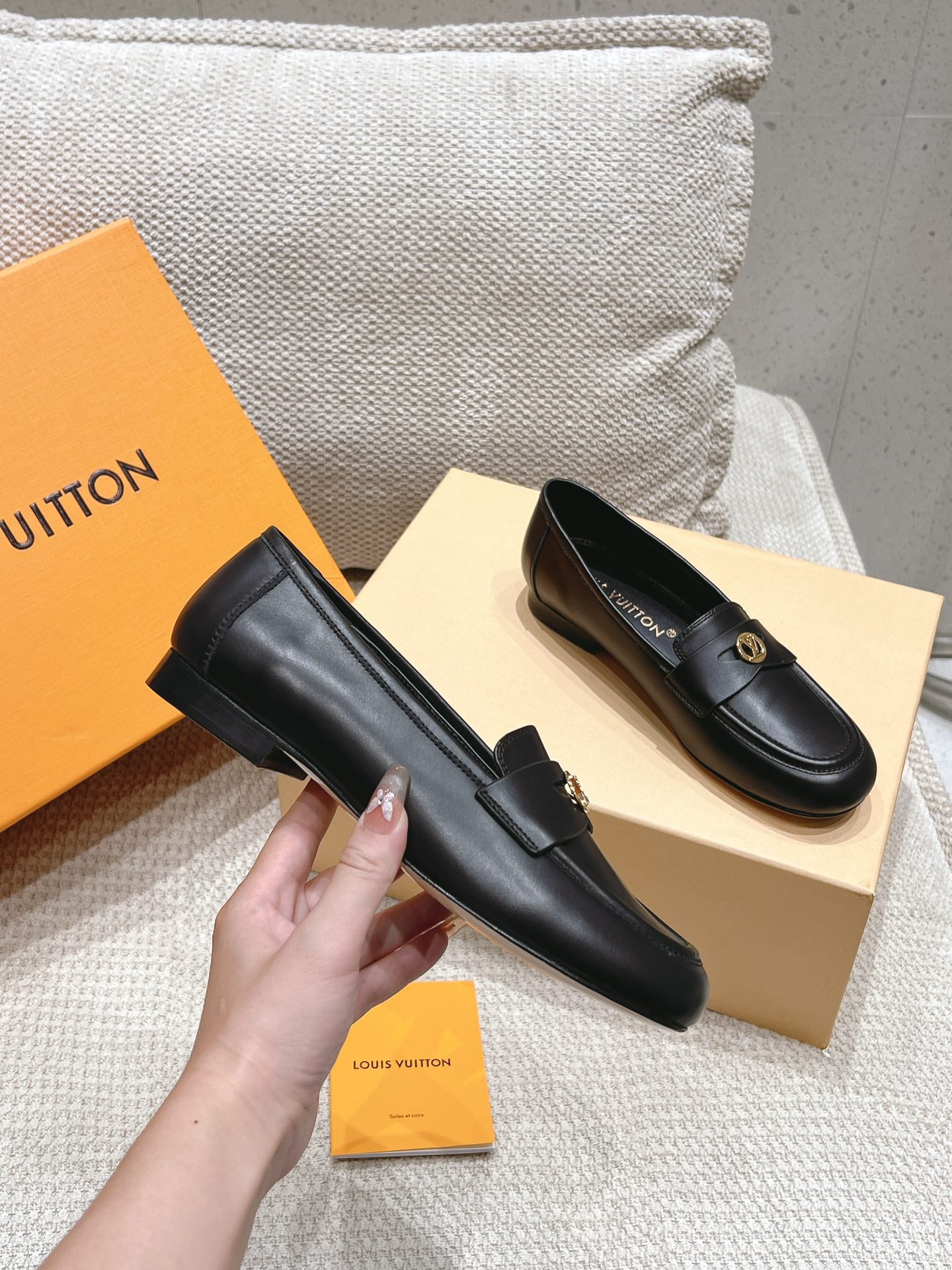 SOHO FLAT LOAFER IN BLACK CALFSKIN