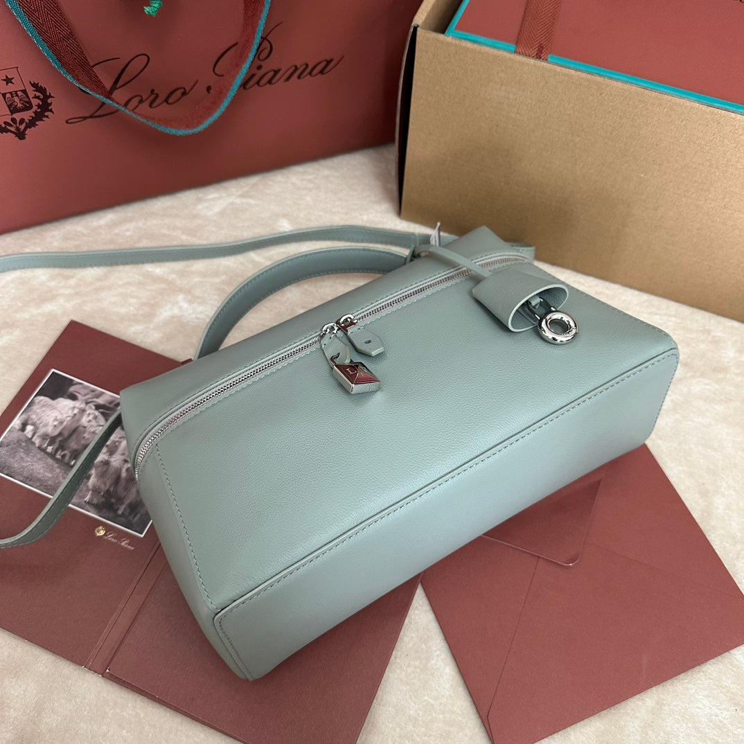 EXTRA BAG L27 IN POWDER BLUE SMOOTH CALFSKIN