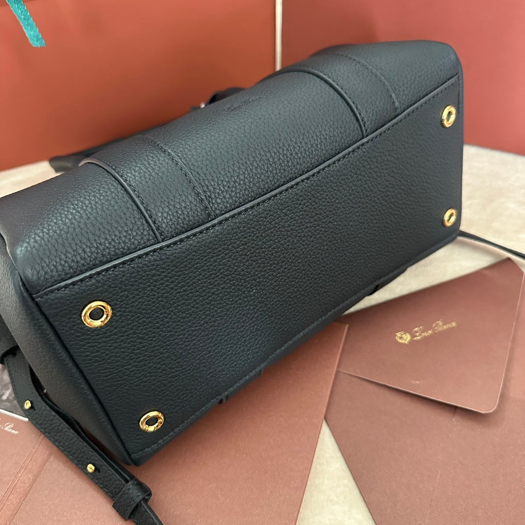 LOOM BAG 25 IN BLACK SMOOTH CALFSKIN WITH GOLD HARDWARE