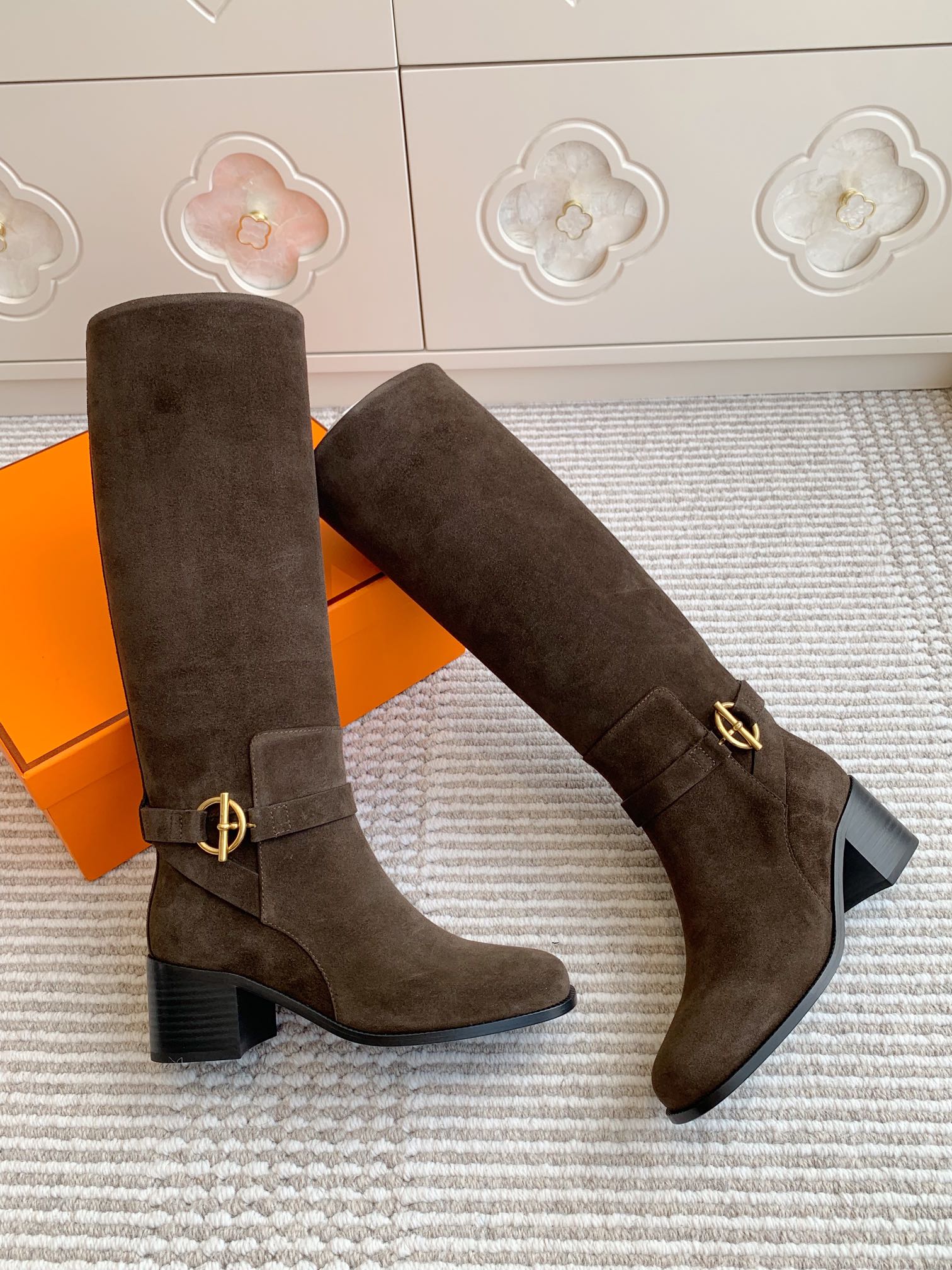 HM 25S TALL BOOTS 50 MM IN DARK BROWN SUEDE WITH GOLD HARDWARE