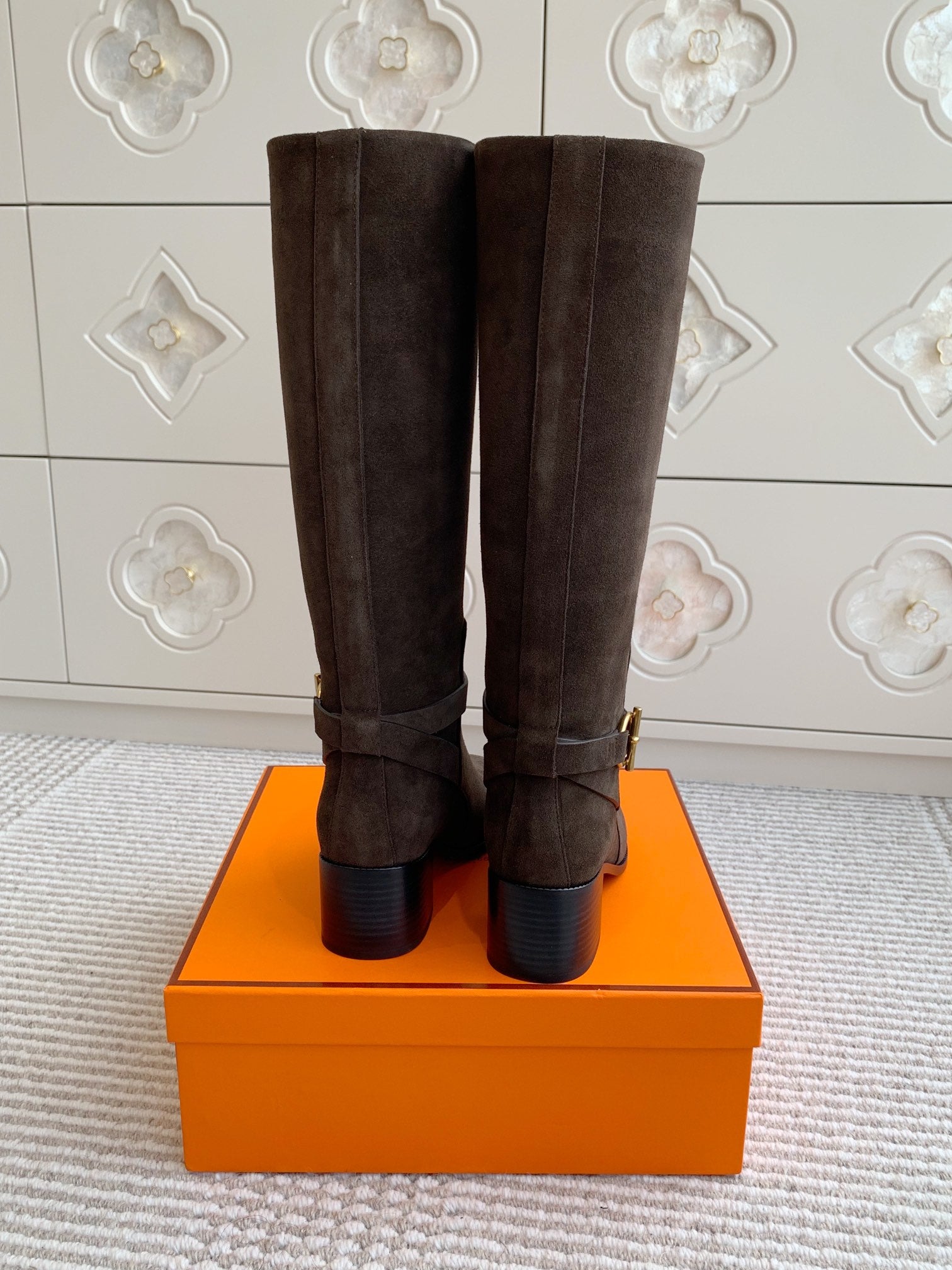 HM 25S TALL BOOTS 50 MM IN DARK BROWN SUEDE WITH GOLD HARDWARE