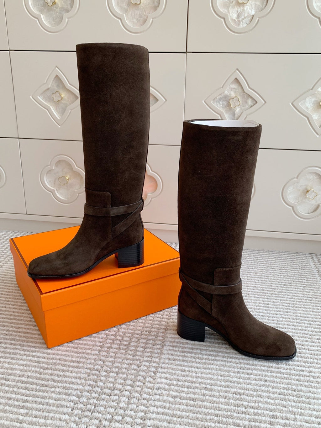 HM 25S TALL BOOTS 50 MM IN DARK BROWN SUEDE WITH GOLD HARDWARE