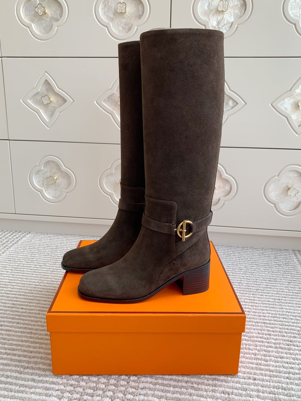 HM 25S TALL BOOTS 50 MM IN DARK BROWN SUEDE WITH GOLD HARDWARE