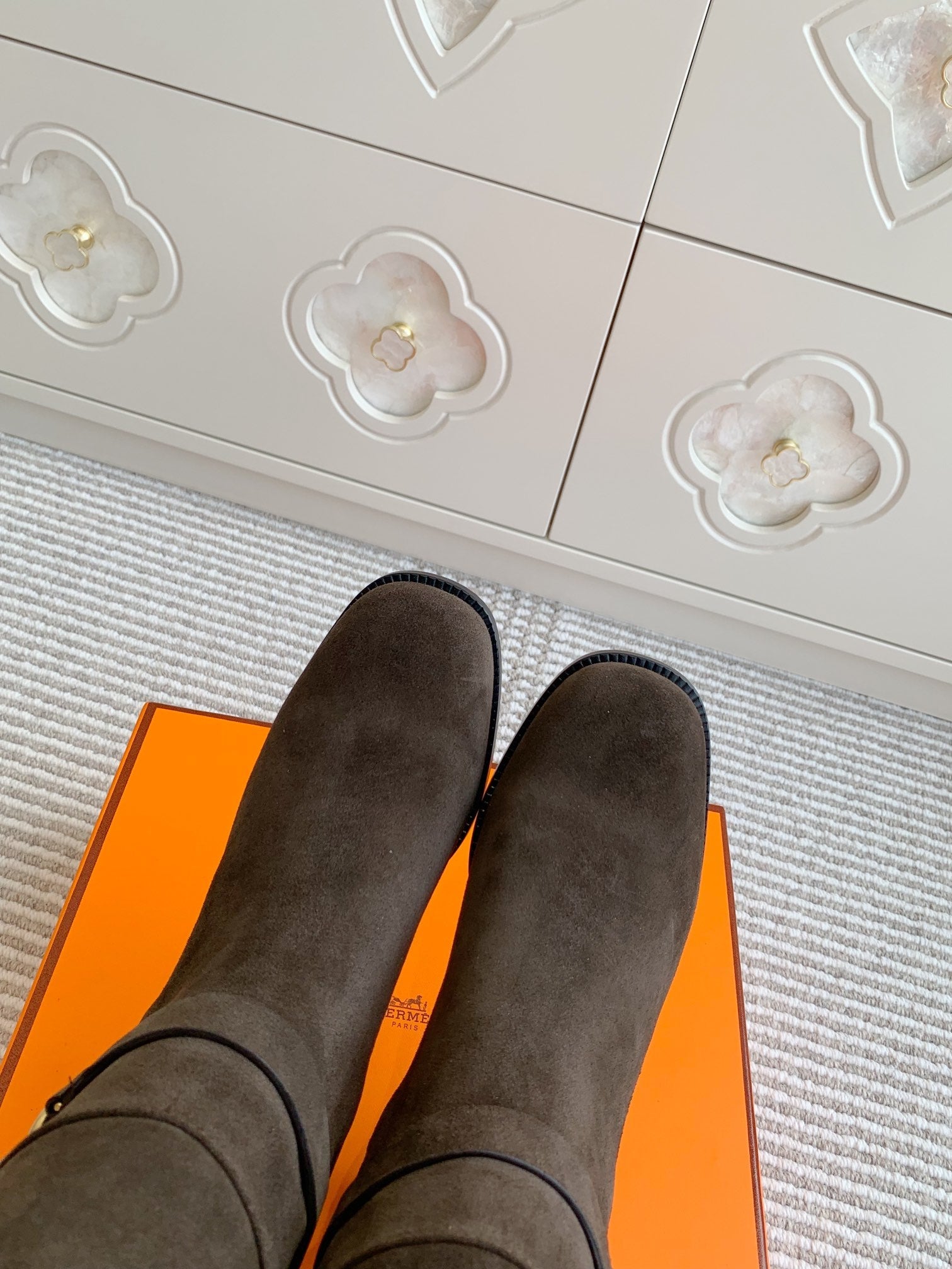 HM 25S TALL BOOTS 50 MM IN DARK BROWN SUEDE WITH GOLD HARDWARE