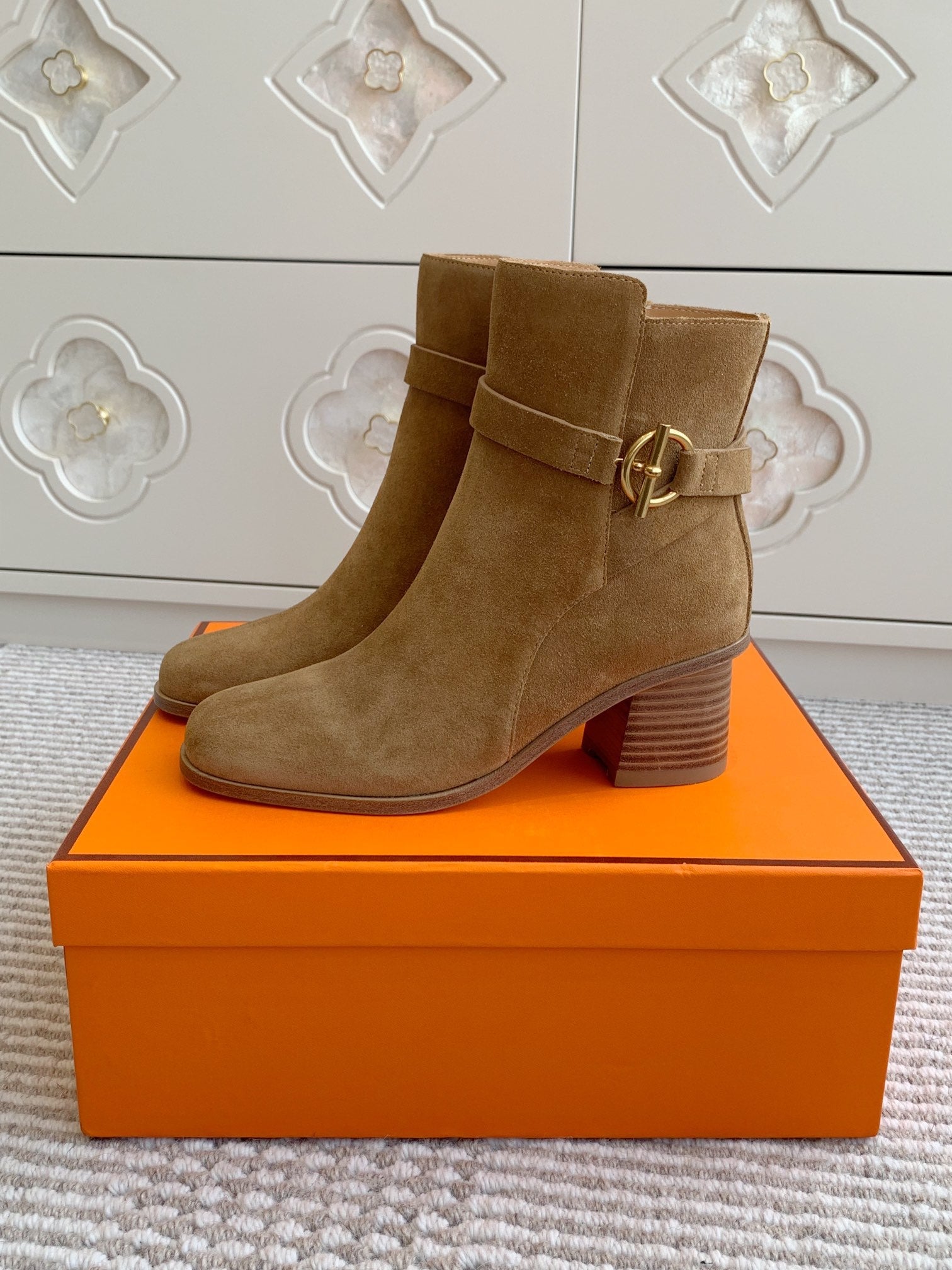 HM 25S ANKLE BOOTS 50 MM IN BROWN SUEDE WITH GOLD HARDWARE