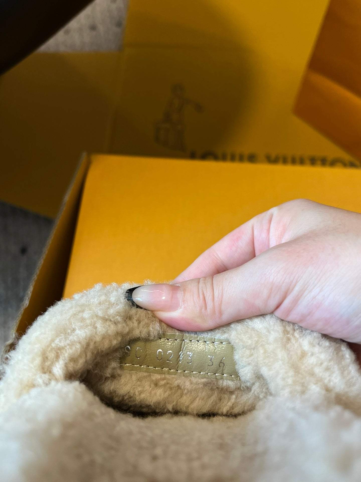 SLIPPER IN CAMEL BEIGE FLEECE WITH BRIGHT PINK LOGO