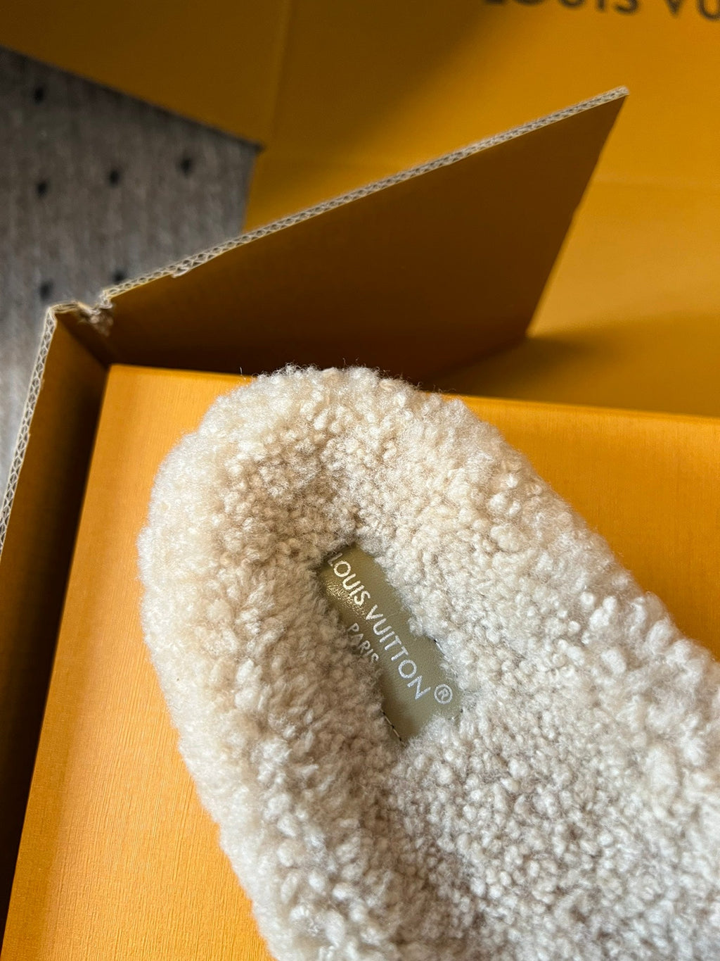 SLIPPER IN CAMEL BEIGE FLEECE WITH BRIGHT PINK LOGO