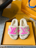 SLIPPER IN CAMEL BEIGE FLEECE WITH BRIGHT PINK LOGO