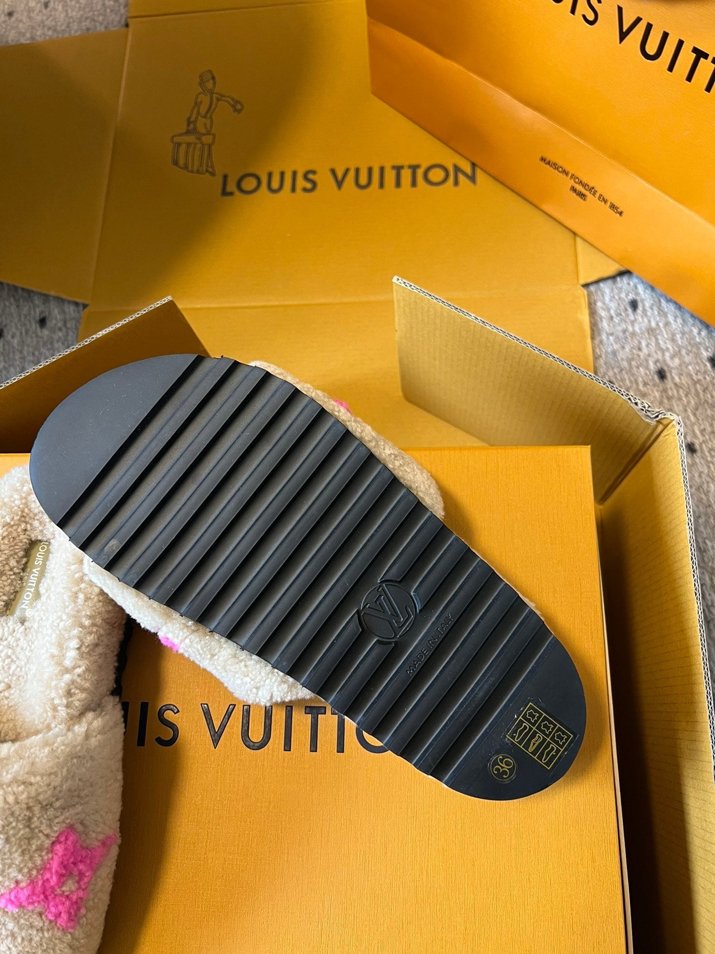 SLIPPER IN CAMEL BEIGE FLEECE WITH BRIGHT PINK LOGO