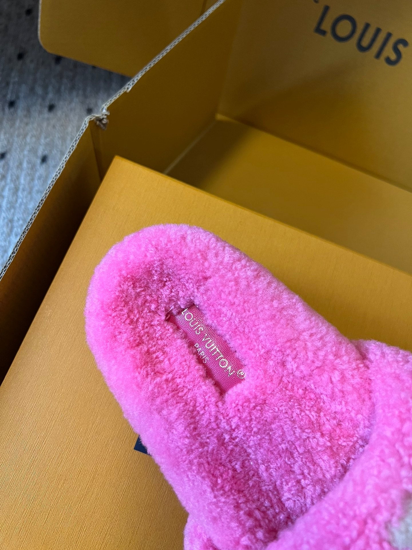 SLIPPER IN BRIGHT PINK FLEECE WITH CAMEL BEIGE LOGO