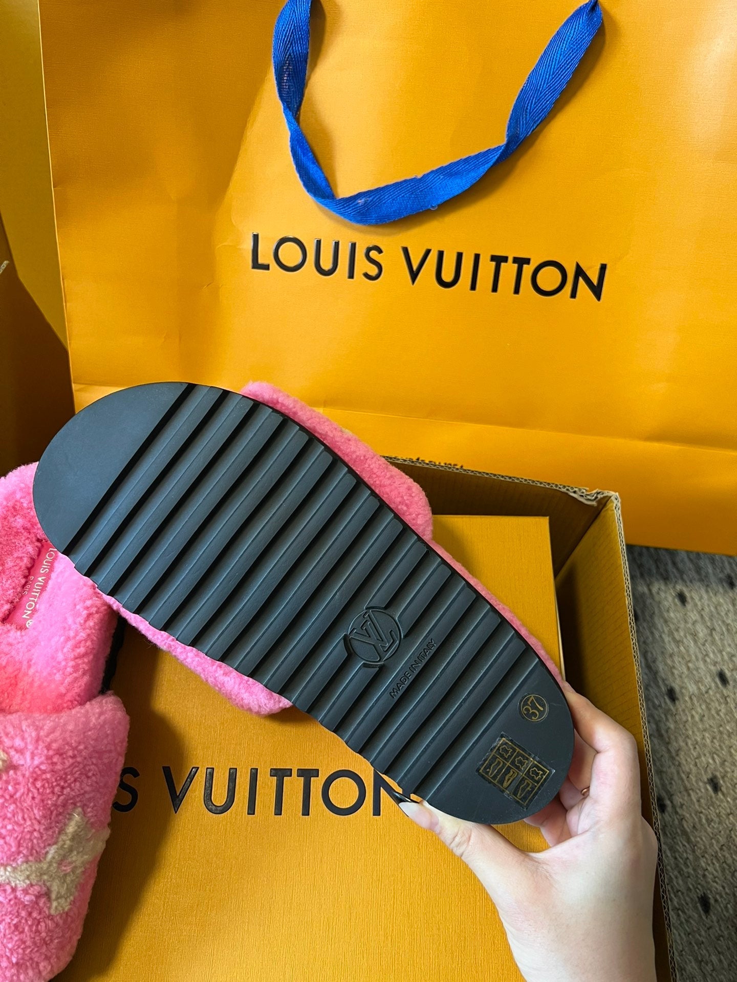 SLIPPER IN BRIGHT PINK FLEECE WITH CAMEL BEIGE LOGO