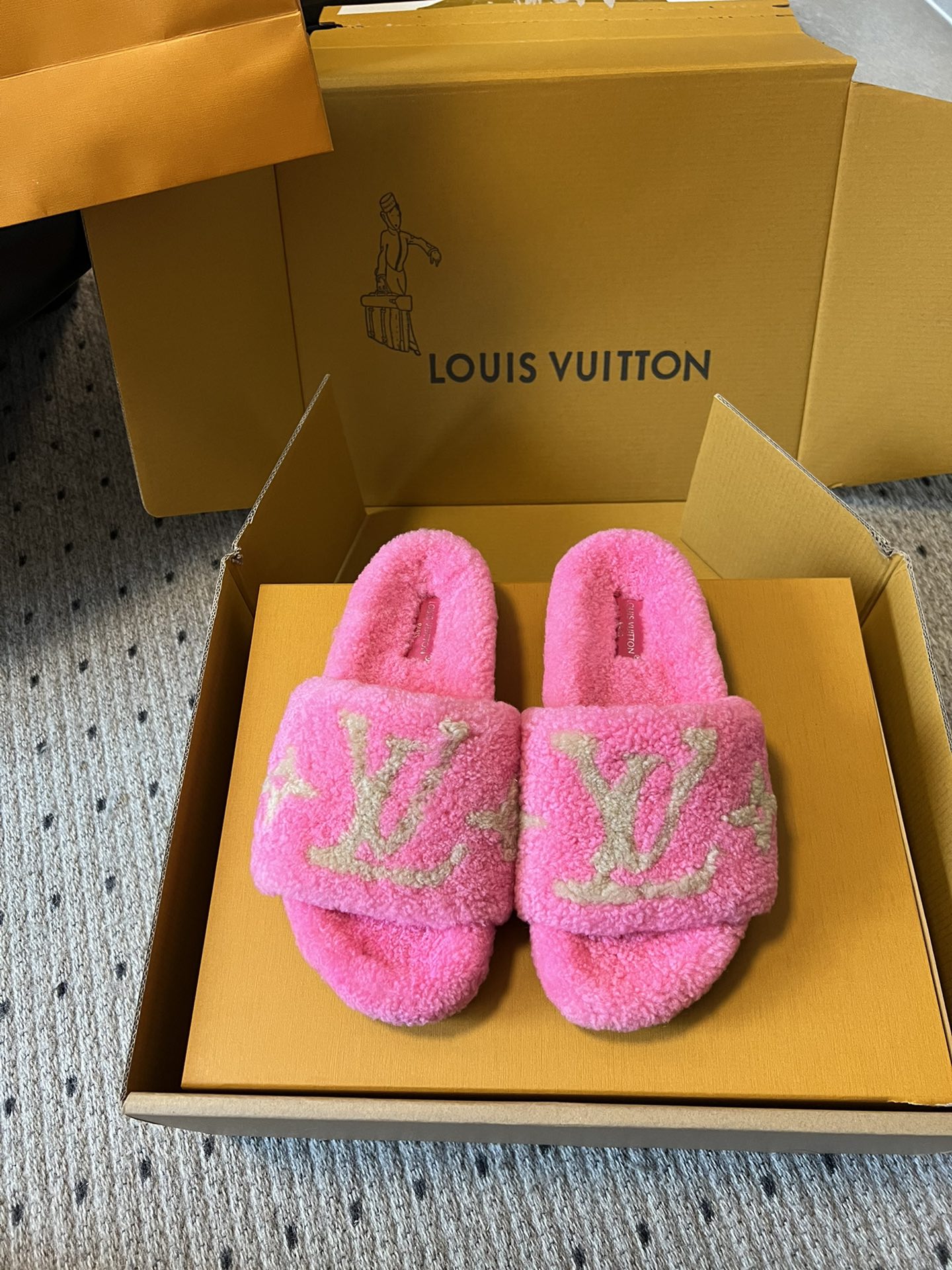 SLIPPER IN BRIGHT PINK FLEECE WITH CAMEL BEIGE LOGO