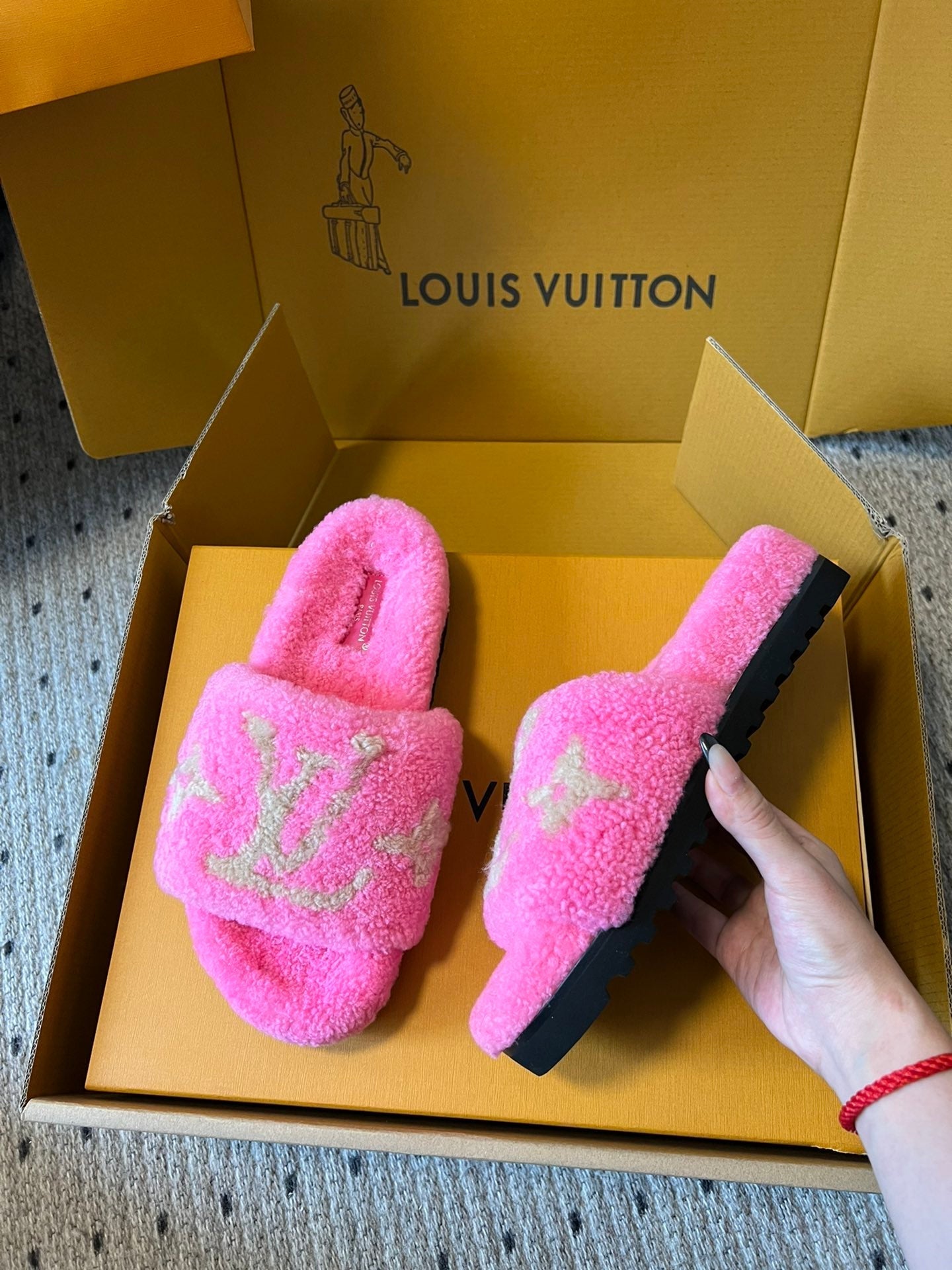 SLIPPER IN BRIGHT PINK FLEECE WITH CAMEL BEIGE LOGO