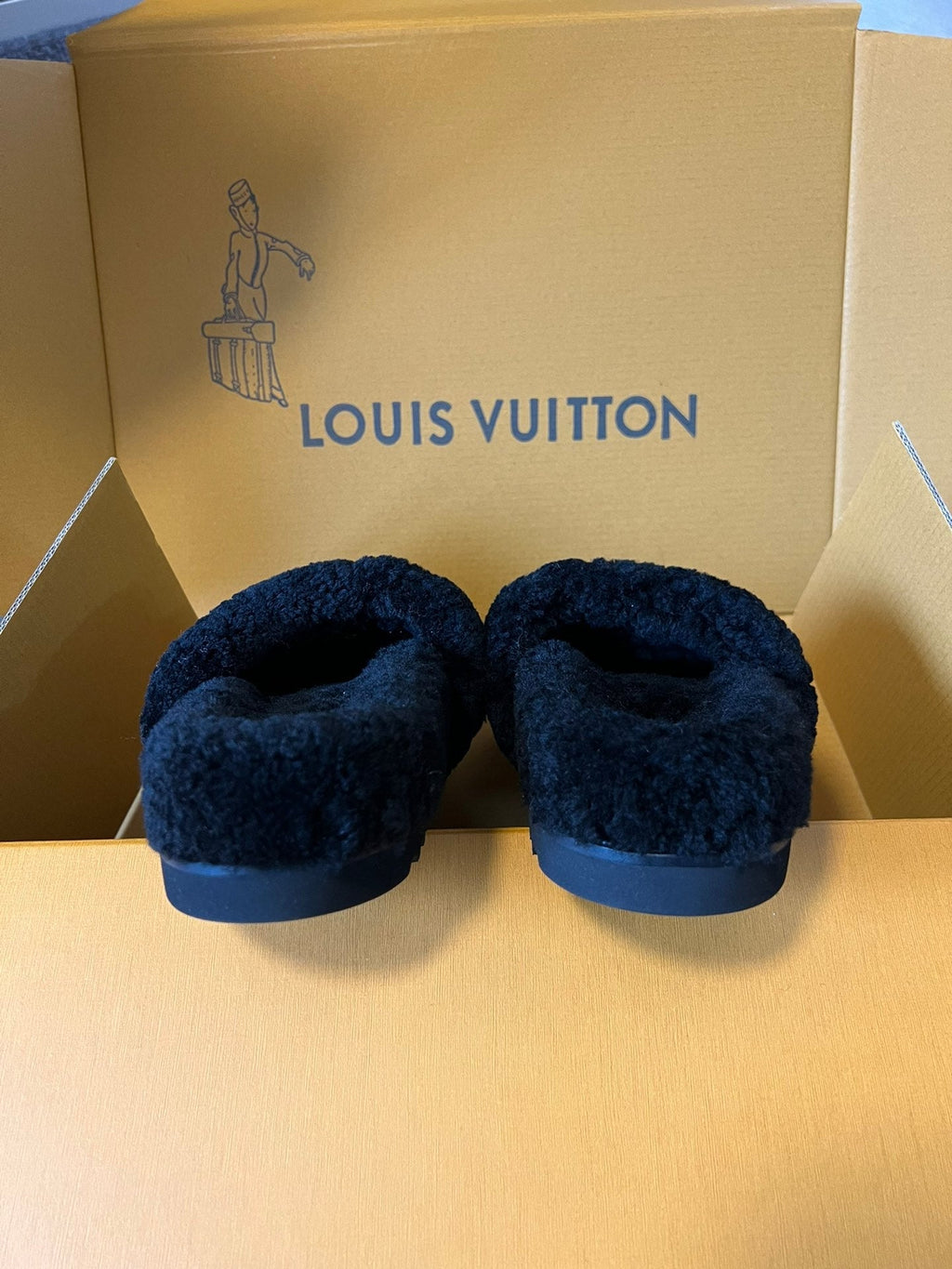 SLIPPER IN BLACK FLEECE WITH BEIGE LOGO