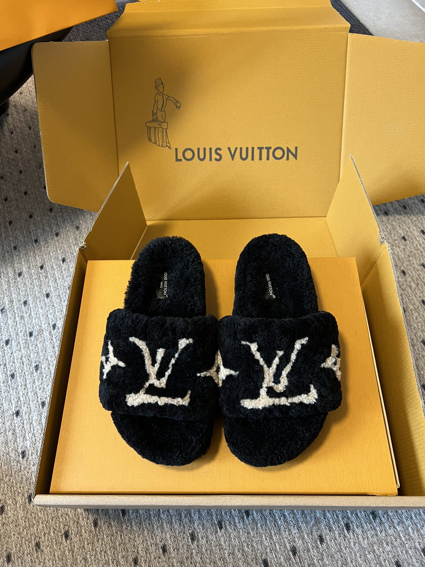 SLIPPER IN BLACK FLEECE WITH BEIGE LOGO