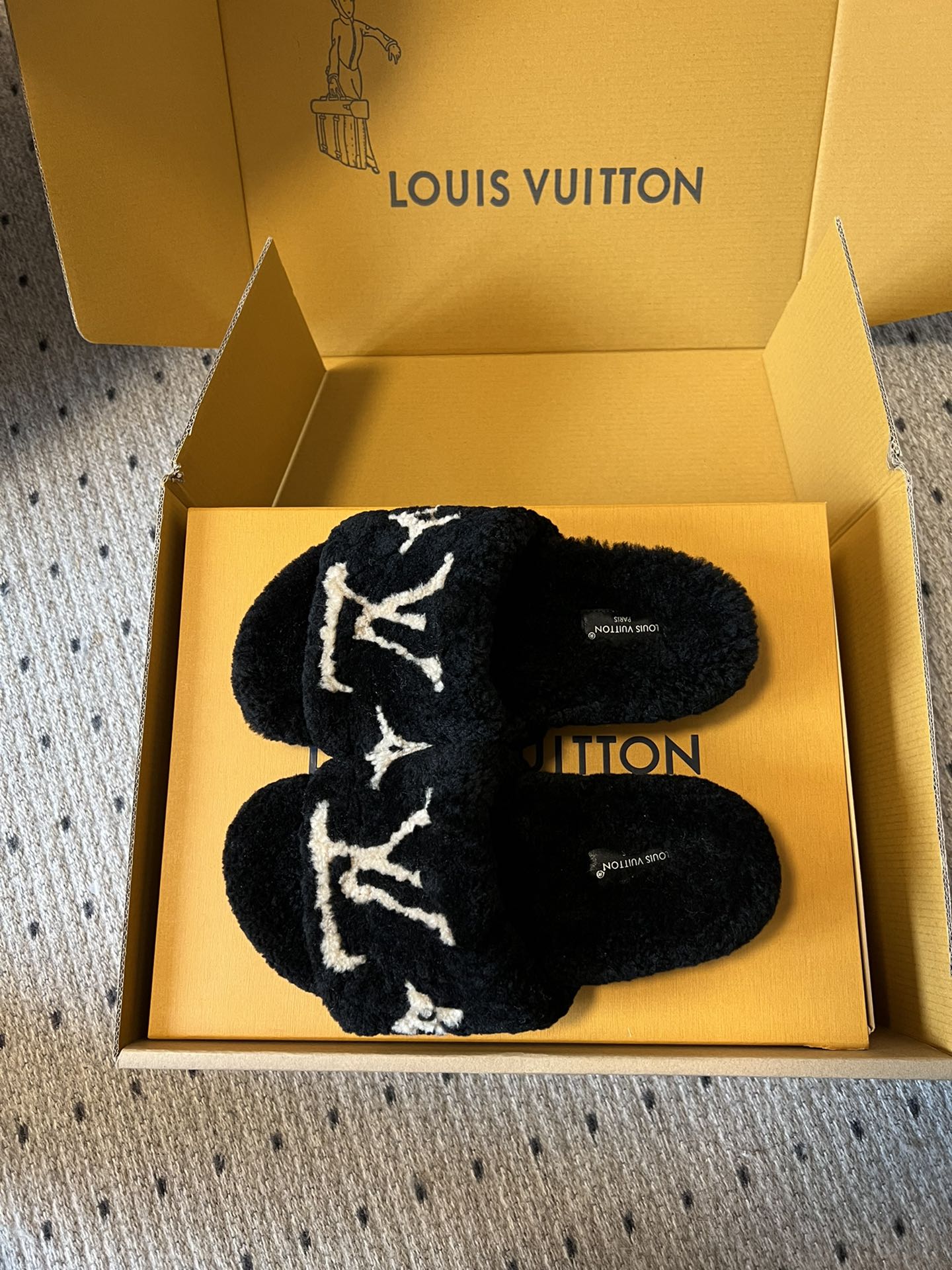 SLIPPER IN BLACK FLEECE WITH BEIGE LOGO