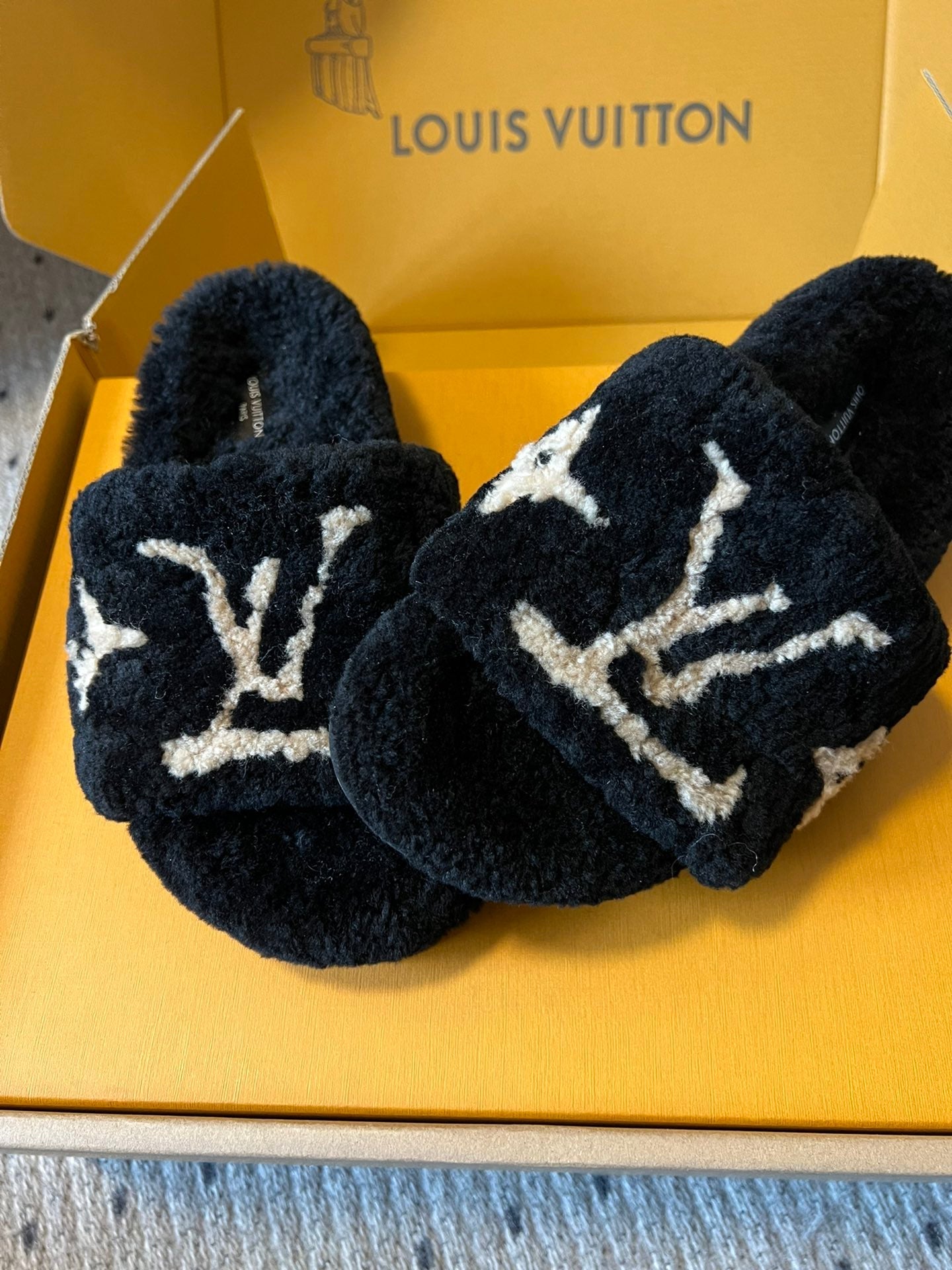 SLIPPER IN BLACK FLEECE WITH BEIGE LOGO