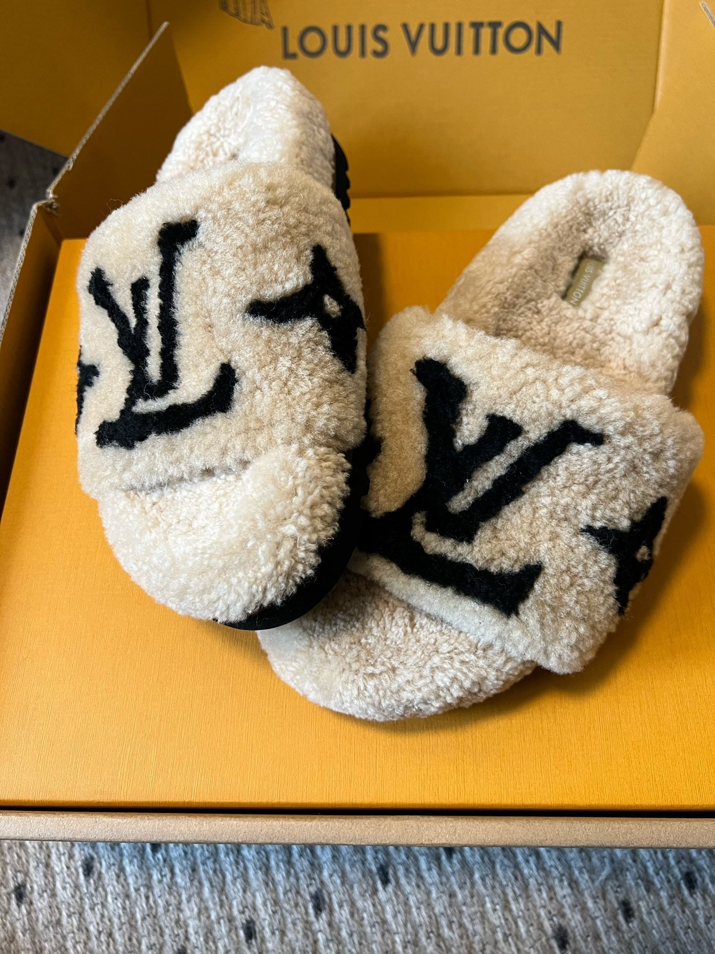 SLIPPER IN CAMEL BEIGE MIX BLACK FLEECE