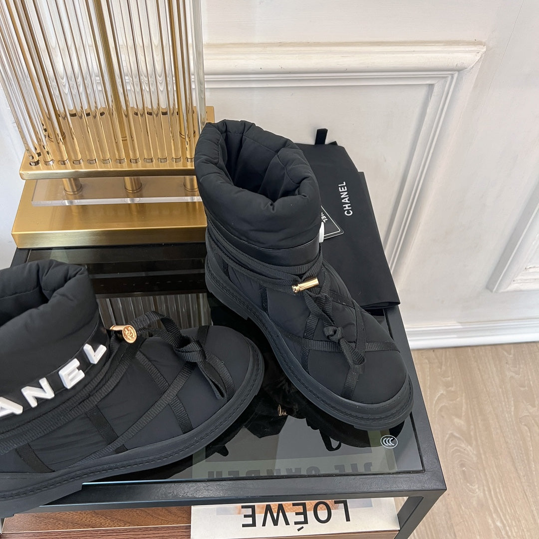 SKI BOOTS IN BLACK QUILTED COTTON