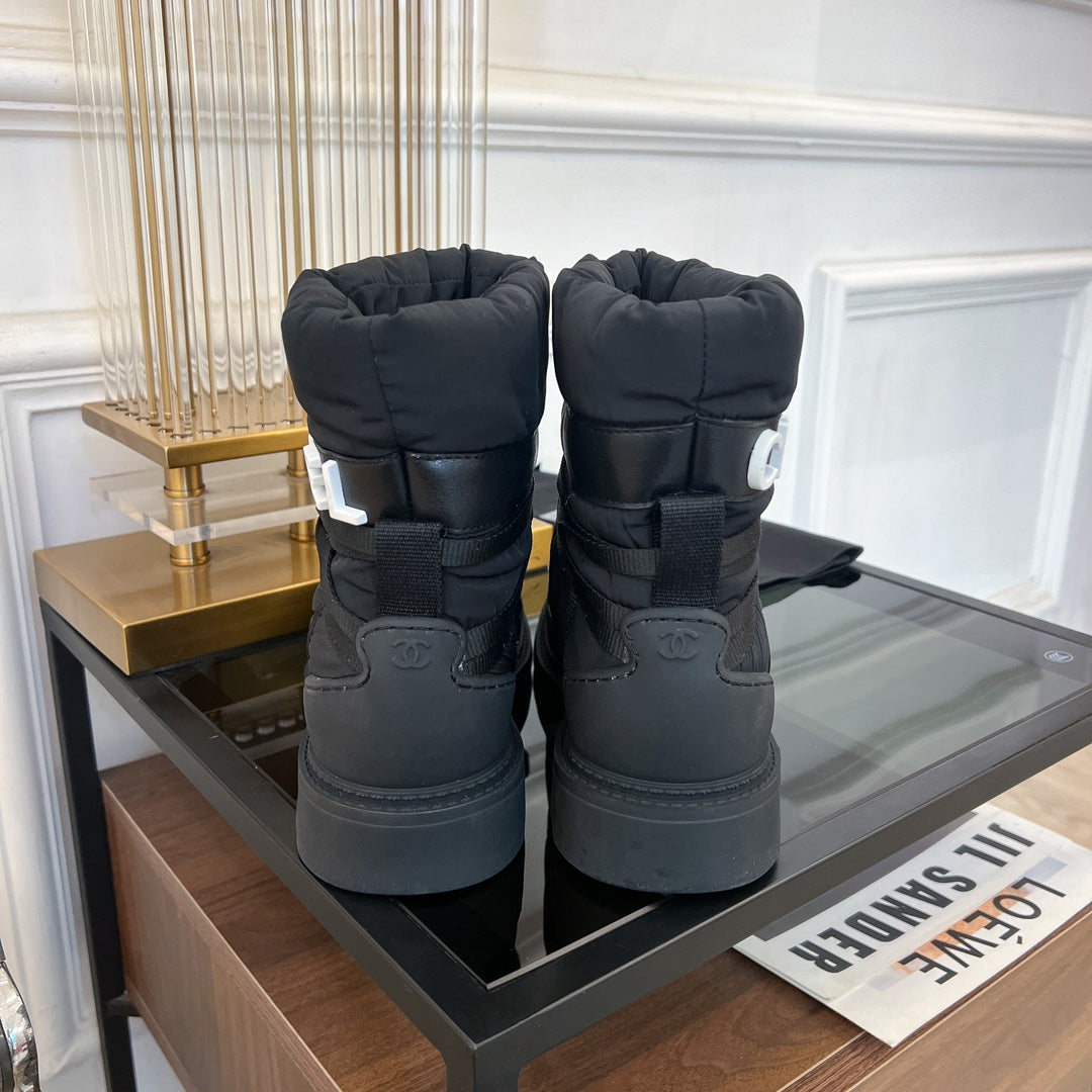 SKI BOOTS IN BLACK QUILTED COTTON