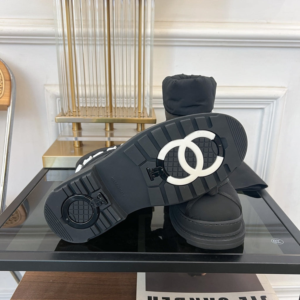 SKI BOOTS IN BLACK QUILTED COTTON
