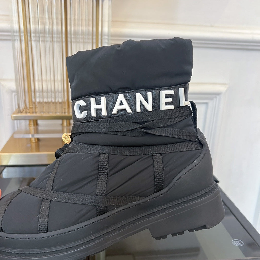 SKI BOOTS IN BLACK QUILTED COTTON