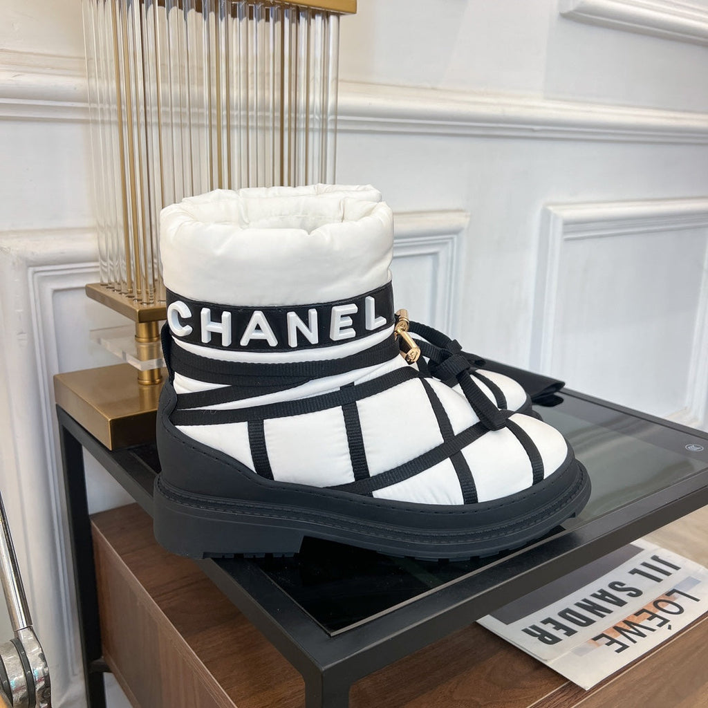 SKI BOOTS IN WHITE MIX BLACK QUILTED COTTON