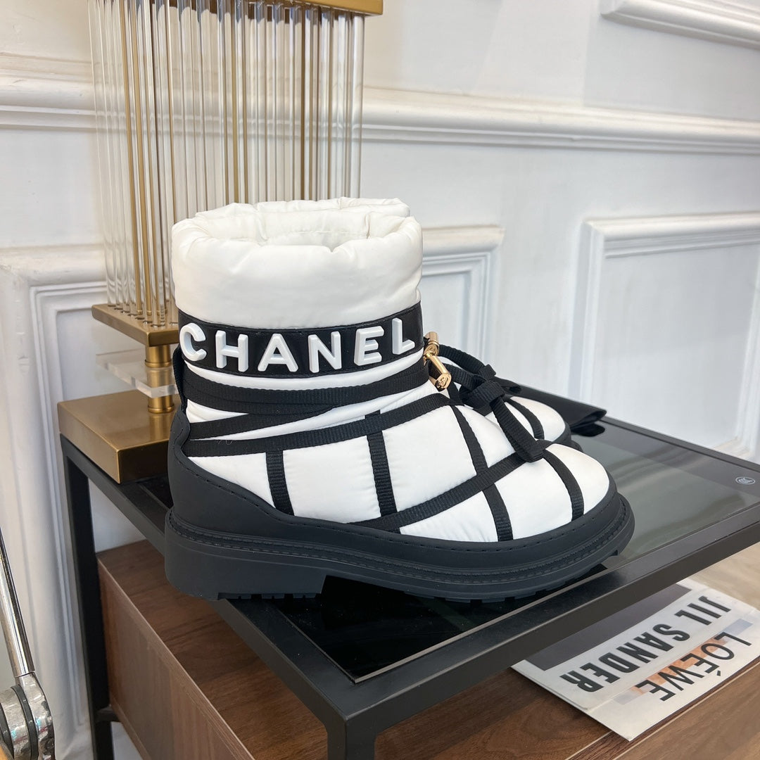 SKI BOOTS IN WHITE MIX BLACK QUILTED COTTON