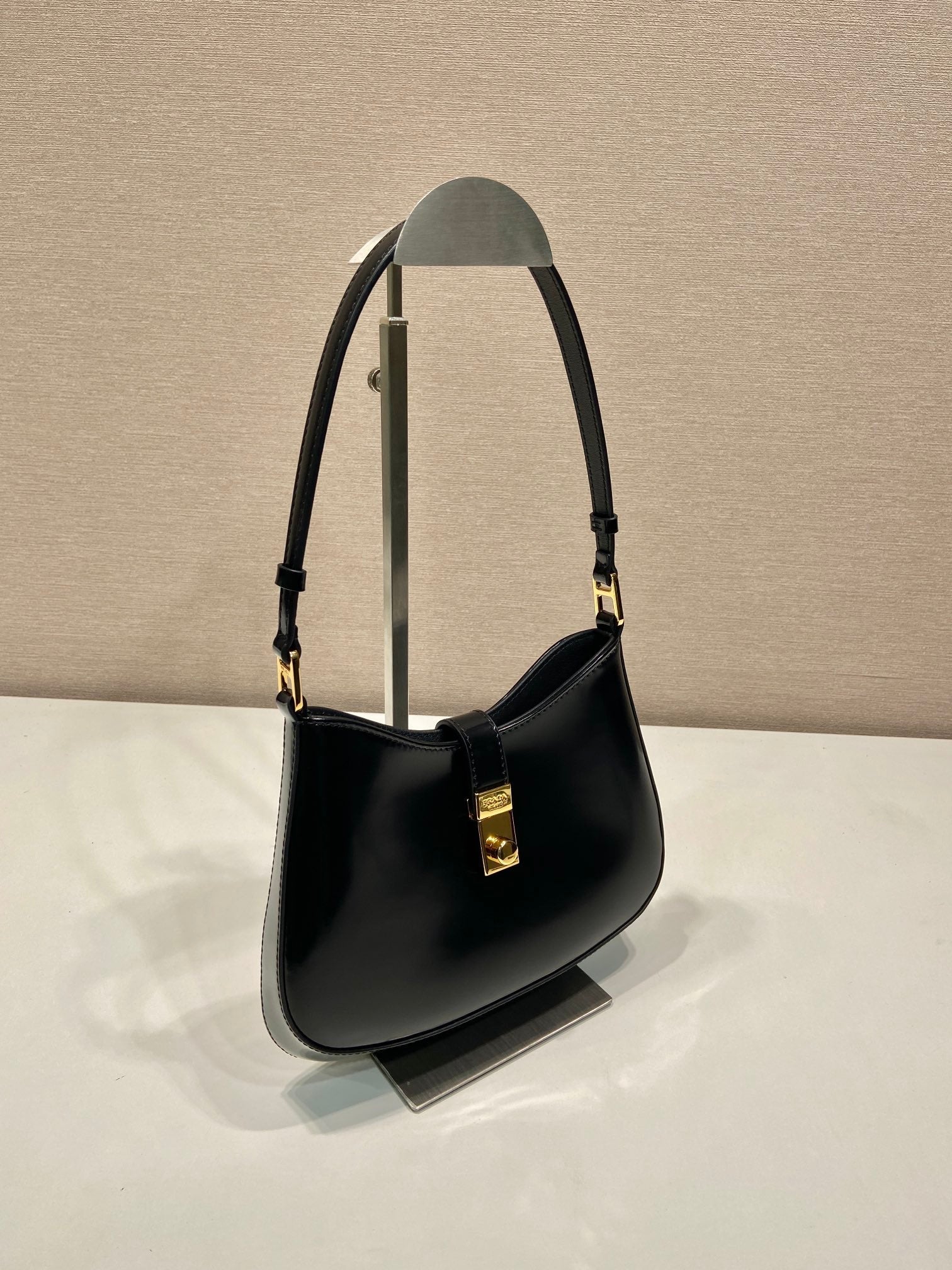 CLEO SHOULDER BAG 22 IN BLACK BRUSHED LAMBSKIN WITH CLASP CLOSURE
