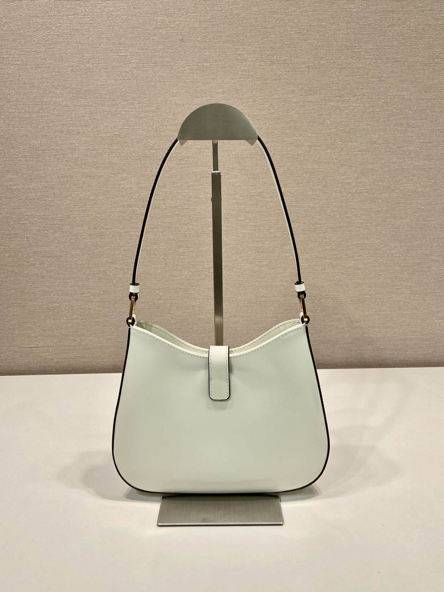CLEO SHOULDER BAG 22 IN WHITE BRUSHED LAMBSKIN WITH CLASP CLOSURE