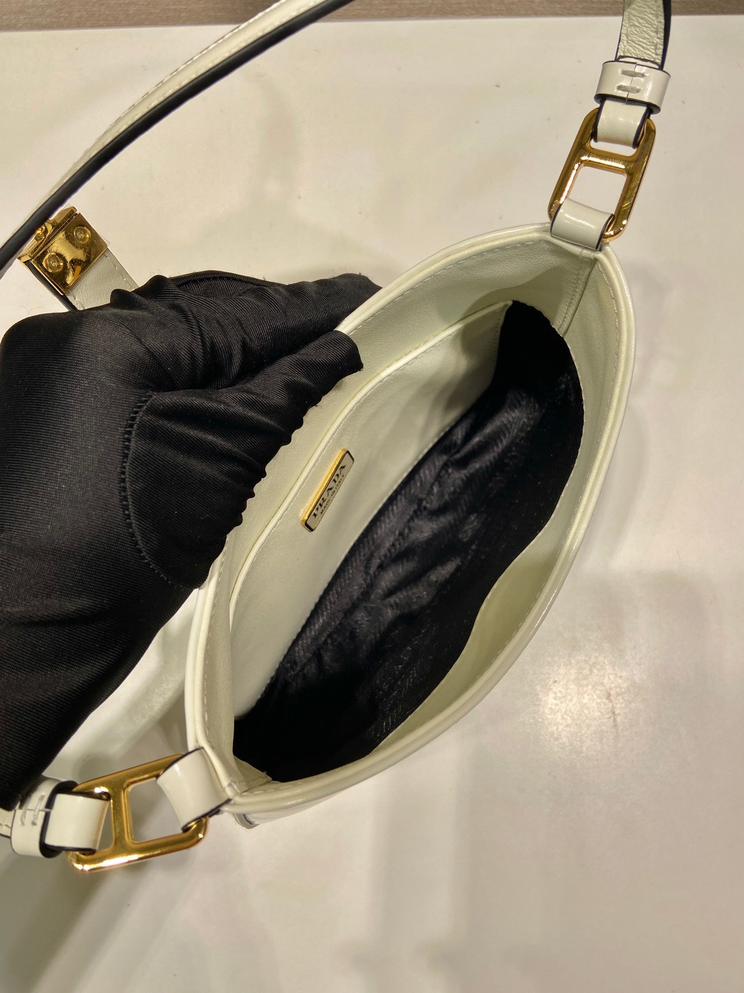 CLEO SHOULDER BAG 22 IN WHITE BRUSHED LAMBSKIN WITH CLASP CLOSURE