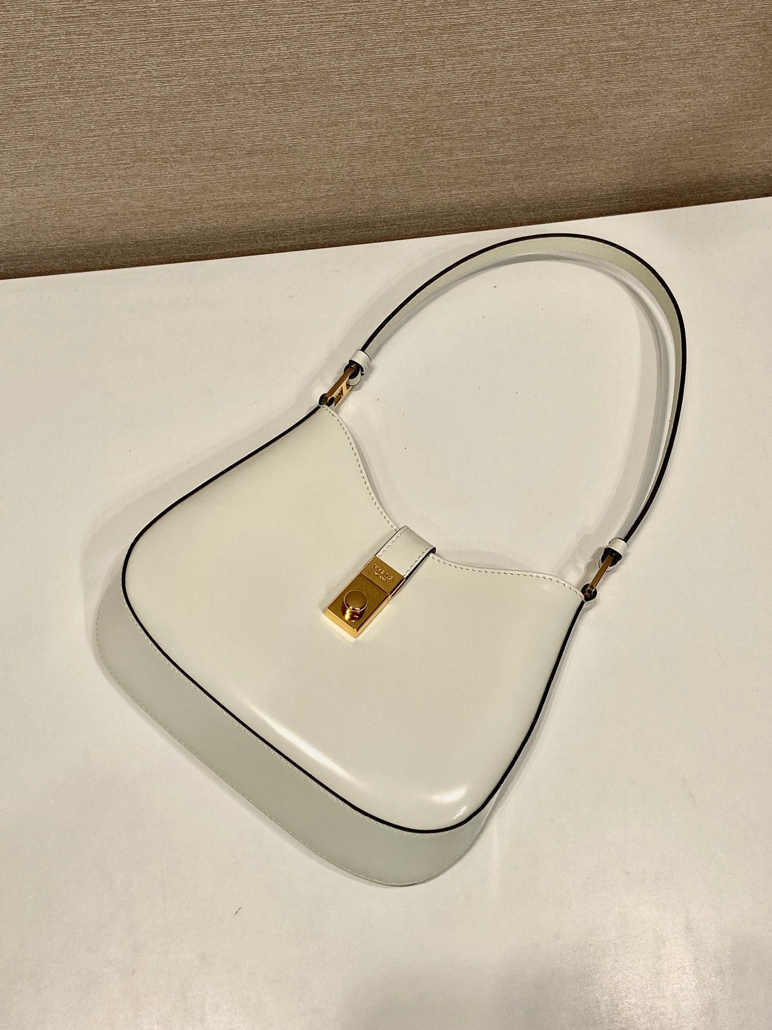 CLEO SHOULDER BAG 22 IN WHITE BRUSHED LAMBSKIN WITH CLASP CLOSURE