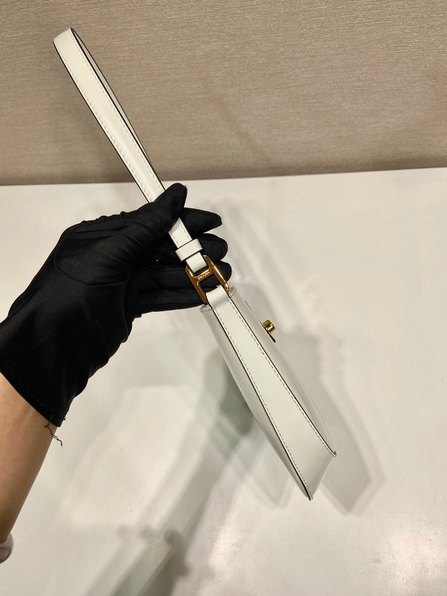 CLEO SHOULDER BAG 22 IN WHITE BRUSHED LAMBSKIN WITH CLASP CLOSURE