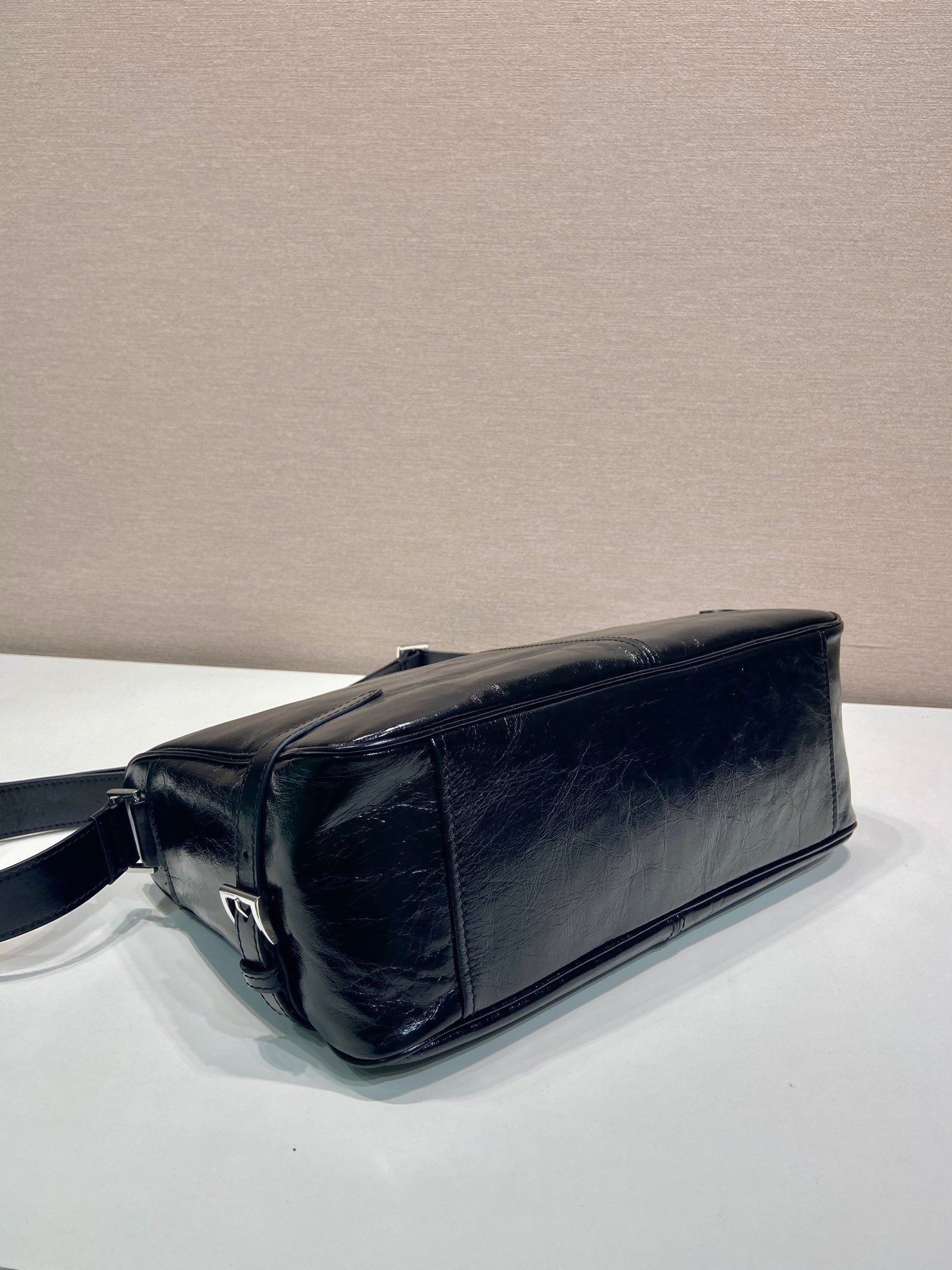 HOBO BAG 35 IN BLACK OIL WAX LAMBSKIN SILVER LOGO