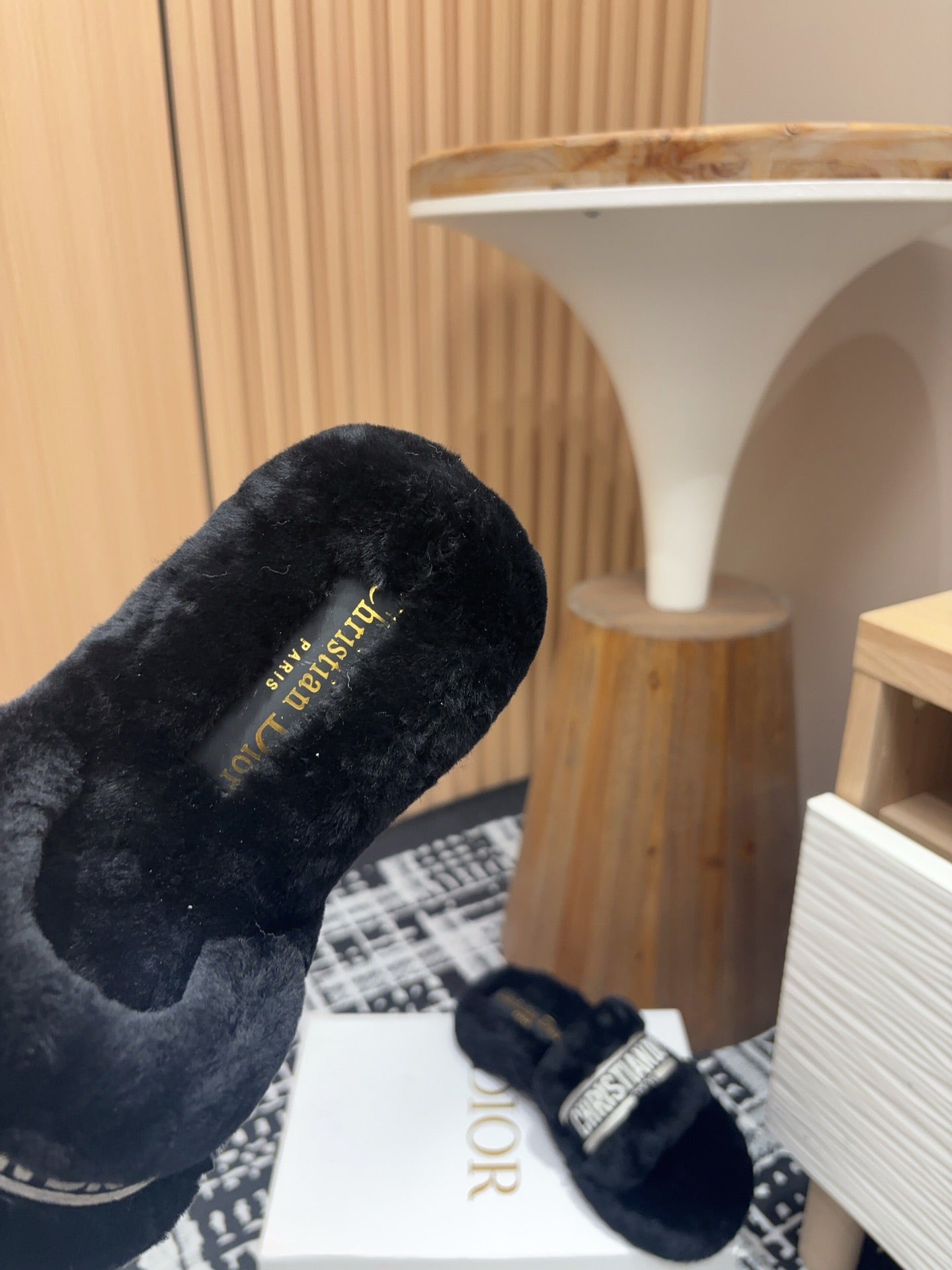 THICK-SOLE SLIPPERS BLACK SHEARLING WITH EMBROIDERED LOGO