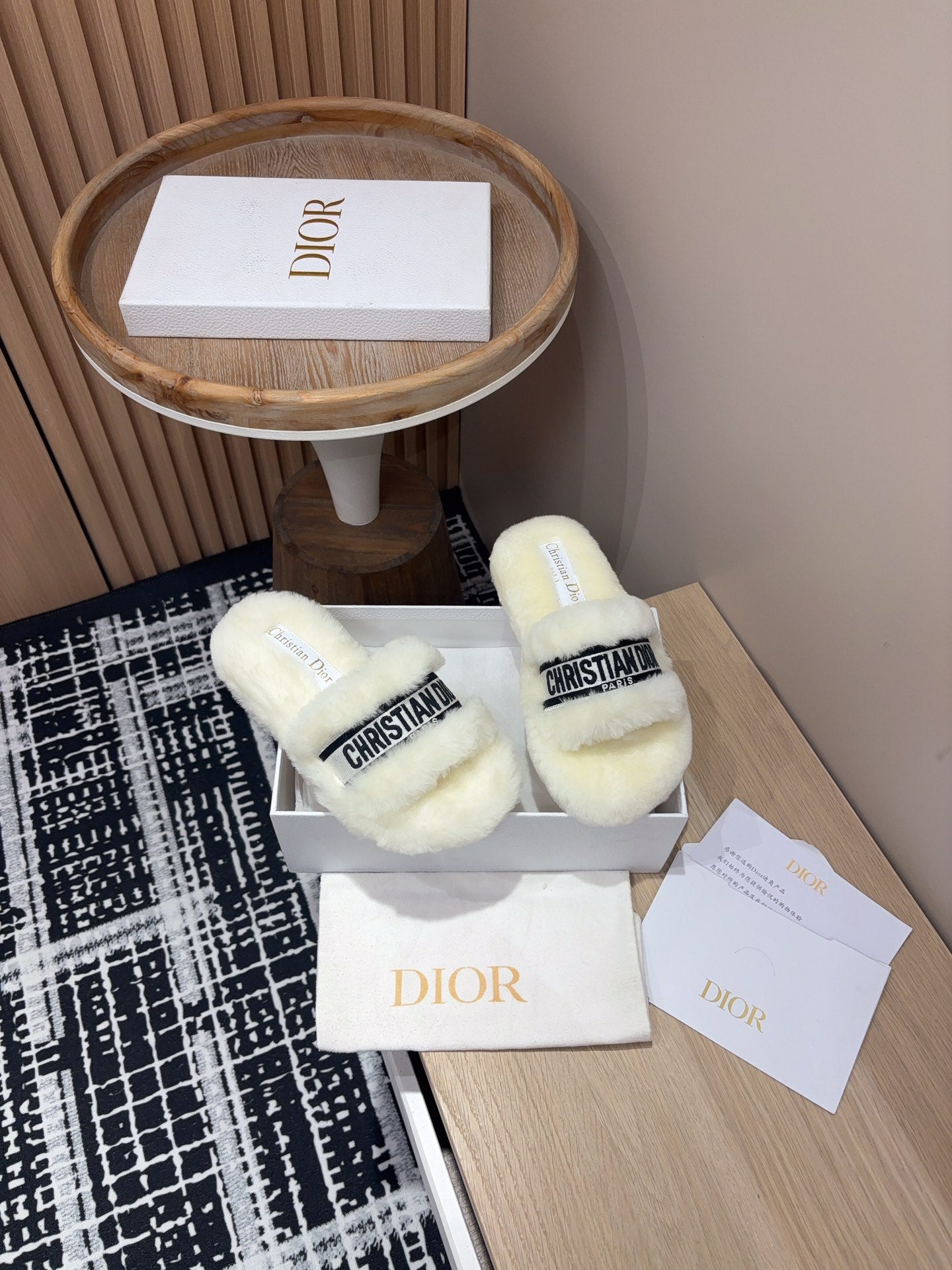 THICK-SOLE SLIPPERS WHITE CREAM SHEARLING WITH EMBROIDERED LOGO