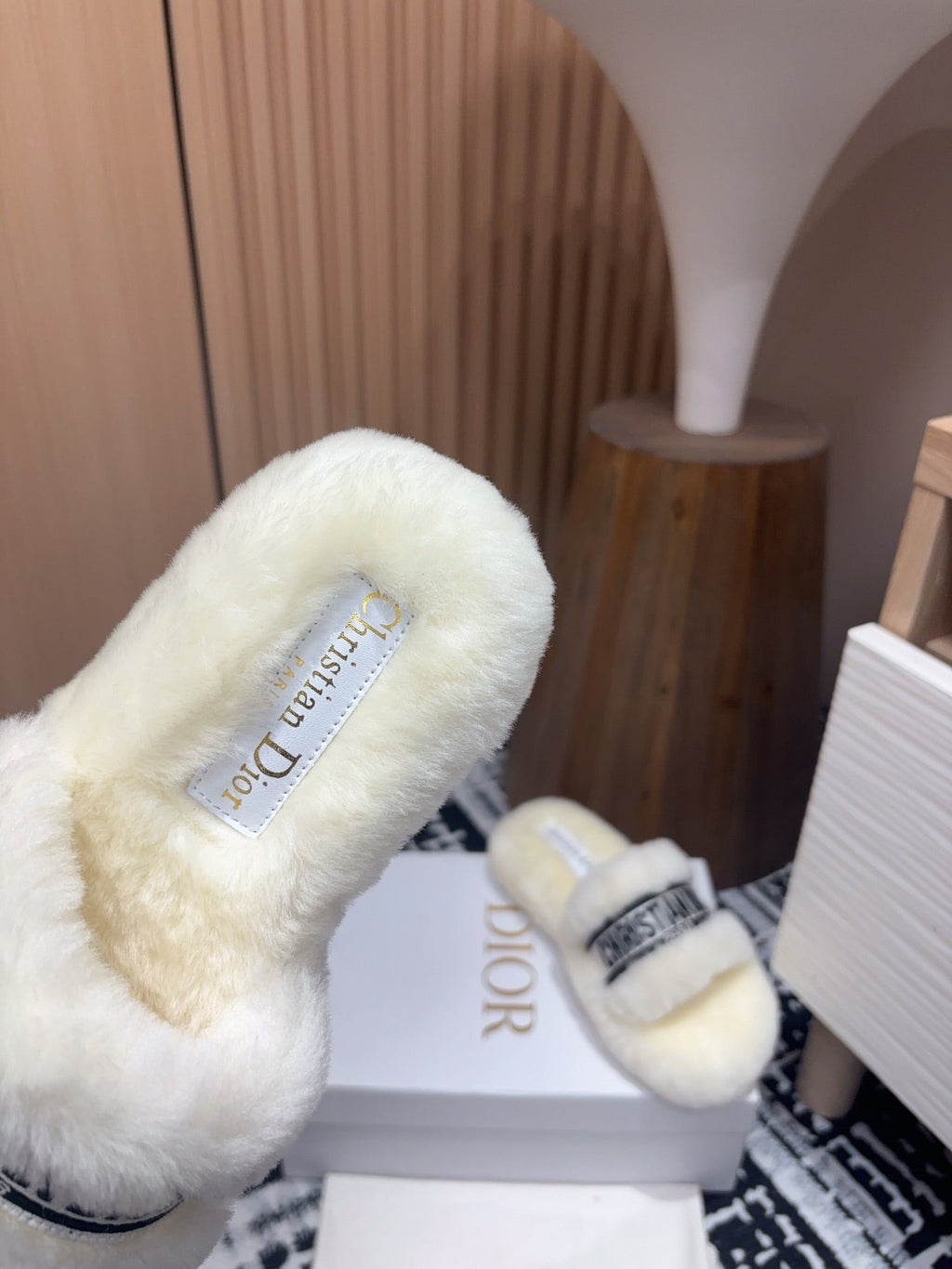 THICK-SOLE SLIPPERS WHITE CREAM SHEARLING WITH EMBROIDERED LOGO