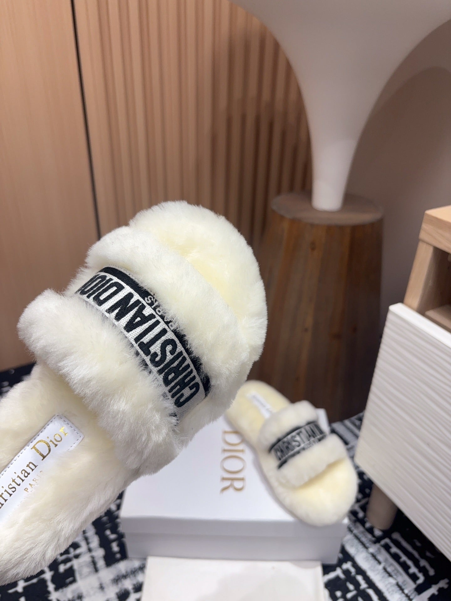 THICK-SOLE SLIPPERS WHITE CREAM SHEARLING WITH EMBROIDERED LOGO